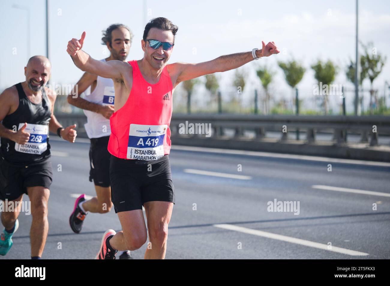 Istanbul, Turquie - 5 novembre 2023 : les athlètes concourent à Istanbul Maraphon, le seul marathon intercontinental au monde. Athlètes photographiés au point de 20 km Banque D'Images Istanbul, Turquie - 5 novembre 2023 : les athlètes concourent à Istanbul Maraphon, le seul marathon intercontinental au monde. Athlètes photographiés au point de 20 km Banque D'Images