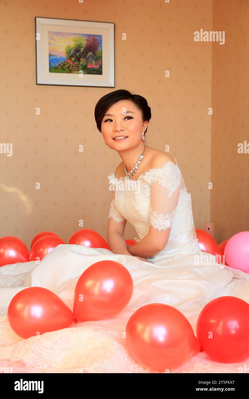 COMTÉ de LUANNAN - DÉCEMBRE 29 : la mariée s'est assise sur le lit, attendant l'arrivée du marié, coutumes traditionnelles dans le mariage chinois, le 29 décembre, Banque D'Images