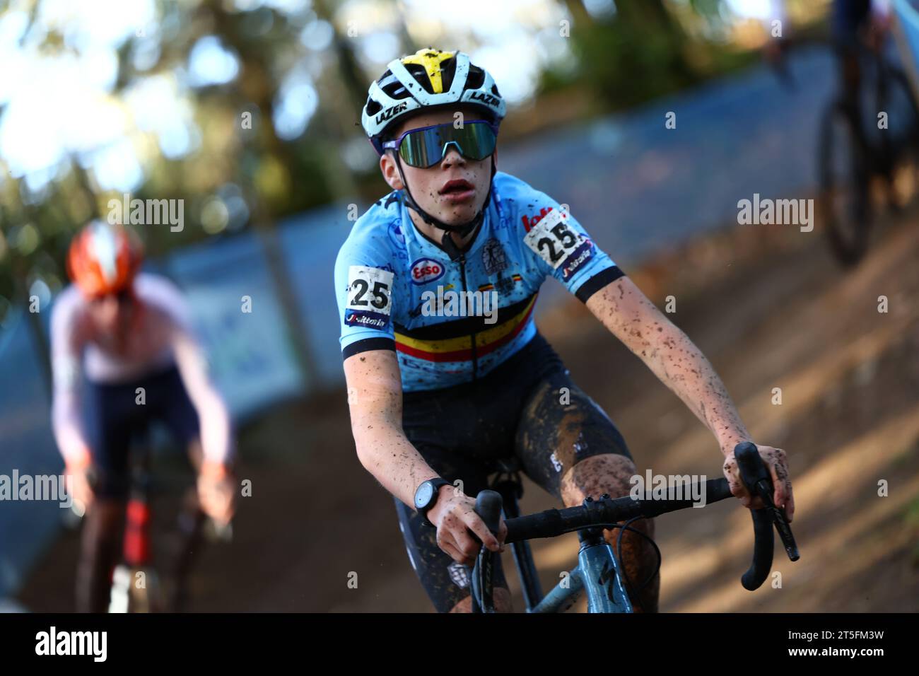 Le Belge Lennes Jacobs photographié en action lors de la course masculine junior aux Championnats d'Europe de cyclocross, dimanche 05 novembre 2023, à Pontchateau, France. BELGA PHOTO DAVID PINTENS Banque D'Images