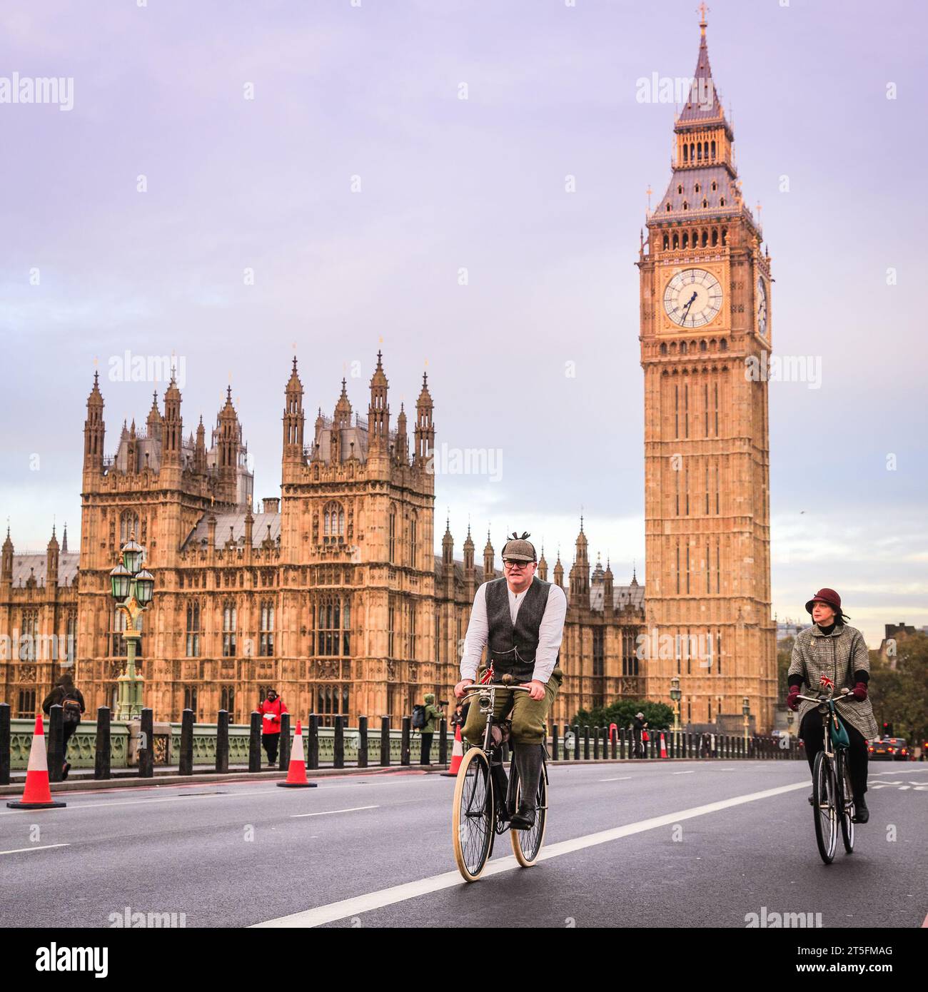 Londres, Royaume-Uni. 05 novembre 2023. Deux cyclistes en tenue victorienne participent à la course. Le RM Sotheby's London to Brighton Veteran car Run, l'un des événements automobiles les plus anciens au monde, part à Hyde Park, en admirant le Mall, Whitehall et Westminster Bridge avant de poursuivre leur voyage vers la côte du Sussex. Une voiture participante doit être pré-1905 voitures prendre part à la course. Crédit : Imageplotter/Alamy Live News Banque D'Images