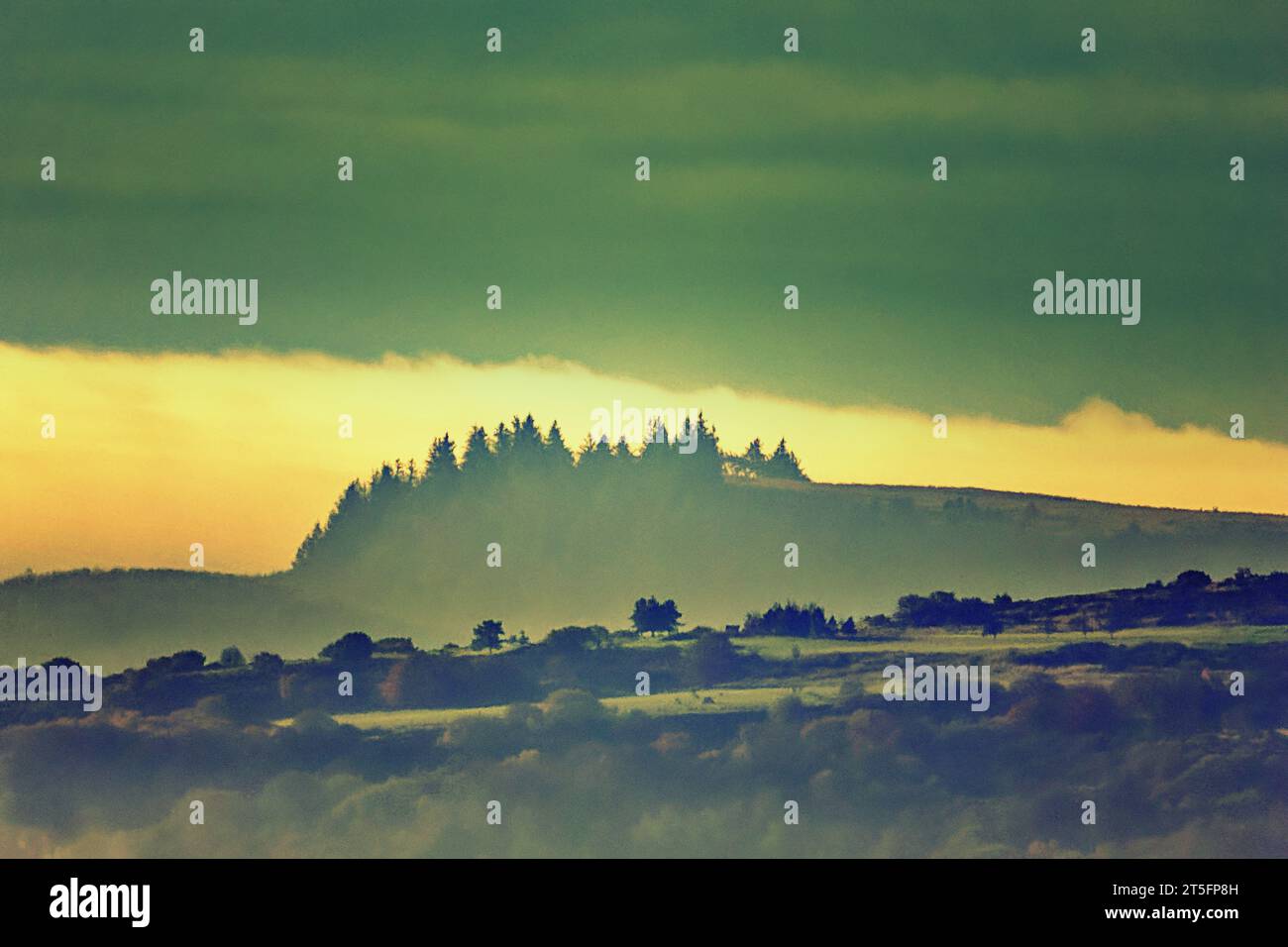 Glasgow, Écosse, Royaume-Uni. 5 novembre 2023. UK Météo : nuage lourd au-dessus de Neilston pad colline basses températures pendant la nuit ont vu spectaculaire soleil tôt le matin sur le sud de la ville et la colline Neilston pad au-dessus du village de Neilston. Crédit Gerard Ferry/Alamy Live News Banque D'Images