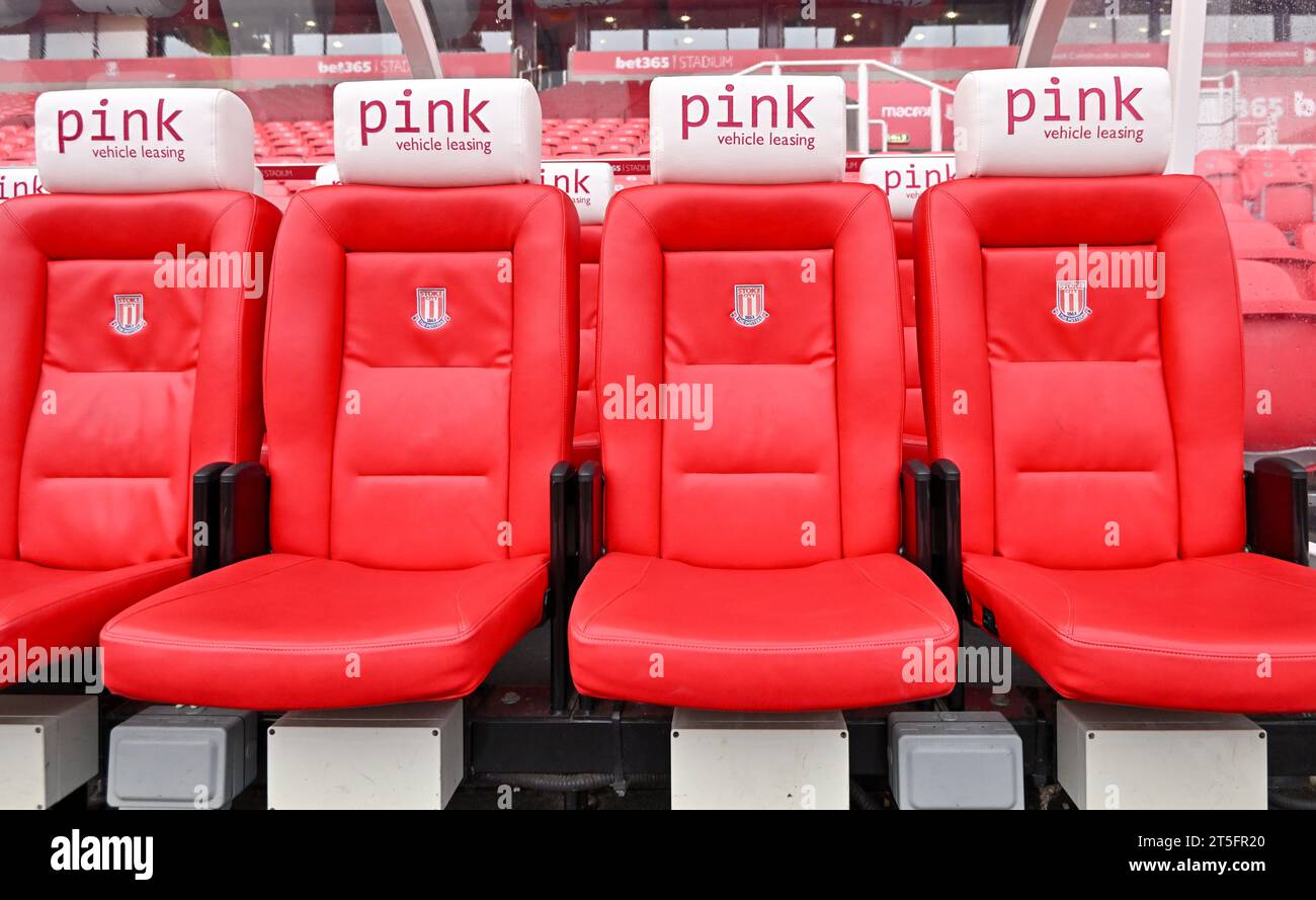 Les sièges de banc du Bet365 Stadium attendent avant le match, pendant le match du championnat Sky Bet Stoke City vs Cardiff City au Bet365 Stadium, Stoke-on-Trent, Royaume-Uni, le 4 novembre 2023 (photo de Cody Froggatt/News Images) Banque D'Images