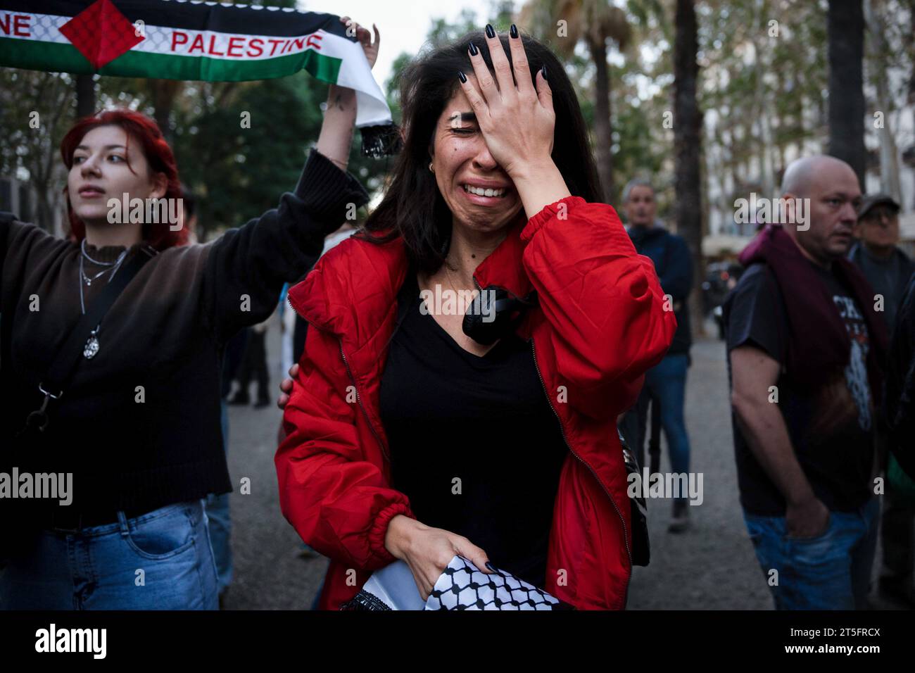 Barcelone, Espagne. 04 novembre 2023. Une femme pleure de manière inconsolable pendant la manifestation pro-palestinienne. Près de 1 000 personnes ont manifesté au cœur de Barcelone pour manifester leur soutien au peuple palestinien. (Photo Ximena Borrazas/SOPA Images/Sipa USA) crédit : SIPA USA/Alamy Live News Banque D'Images