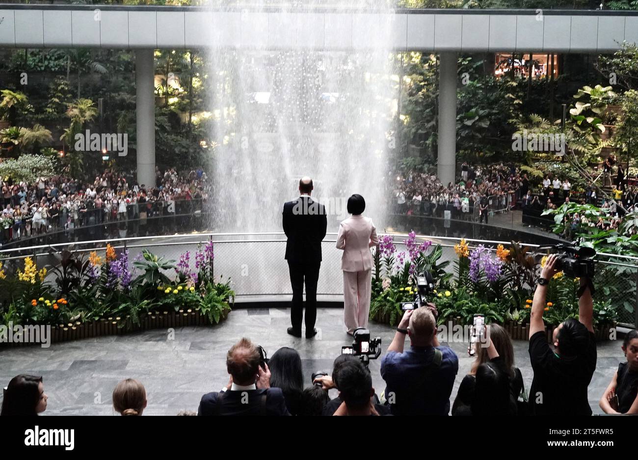 Le prince de Galles avec SIM Ann, ministre d'État au ministère des Affaires étrangères et au ministère du développement national, assistent à la plus haute cascade intérieure du monde, le Rain Vortex, alors qu'il arrive à l'aéroport Jewel Changi de Singapour, avant la troisième cérémonie annuelle de remise des prix Earthshot. Date de la photo : dimanche 5 novembre 2023. Banque D'Images