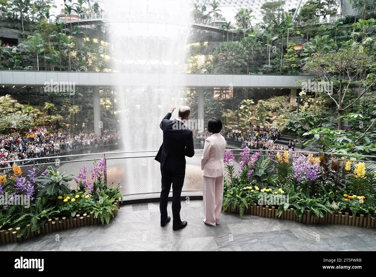 Le prince de Galles avec SIM Ann, ministre d'État au ministère des Affaires étrangères et au ministère du développement national, assistent à la plus haute cascade intérieure du monde, le Rain Vortex, alors qu'il arrive à l'aéroport Jewel Changi de Singapour, avant la troisième cérémonie annuelle de remise des prix Earthshot. Date de la photo : dimanche 5 novembre 2023. Banque D'Images