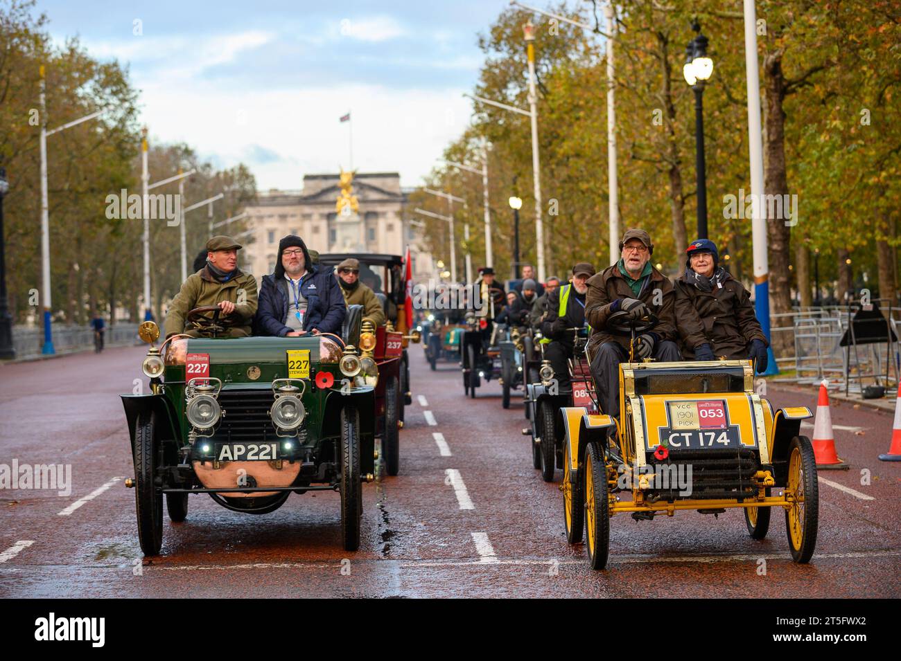 Londres, Royaume-Uni. 05 novembre 2023. Dès avant le lever du soleil le dimanche 5 novembre, Hyde Park de Londres regorgera de vues, de sons et d’odeurs de l’aube de la conduite automobile, alors que 400 pilotes intrépides se prépareront avec leurs machines pionnières pour la RM Sotheby’s London to Brighton Veteran car Run annuelle. Puis, après la destruction symbolique du drapeau rouge, alors que le soleil se lève à 7:00am h, tous les participants partiront pour le voyage historique de 60 km vers la côte du Sussex. Crédit : Mary-lu Bakker/Alamy Live News Banque D'Images