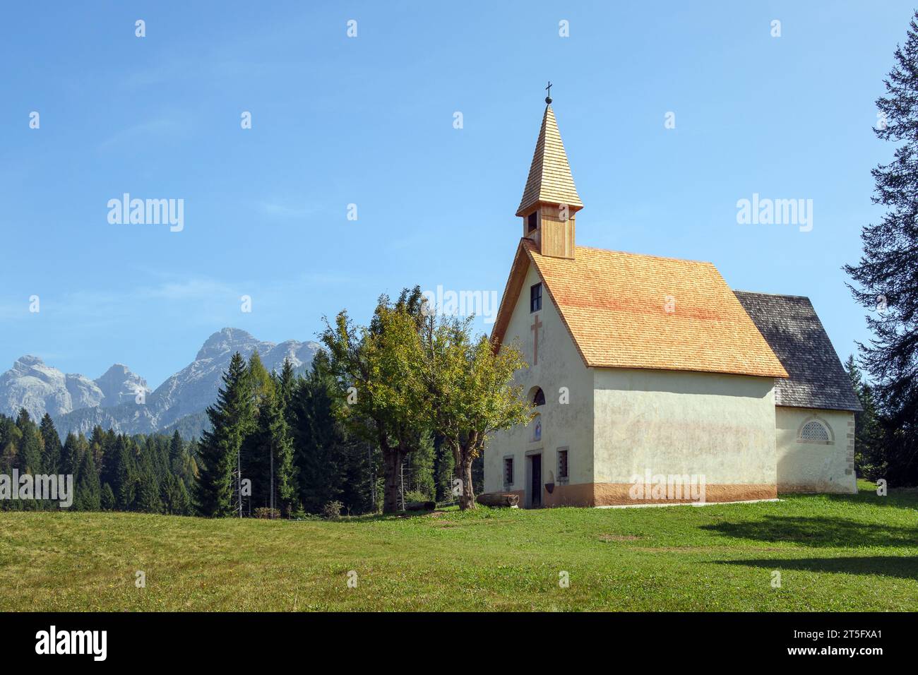 L'église San Giovanni sur les prairies de Liendri (municipalité de Mezzano). Trentino. Italie. Europe. Banque D'Images