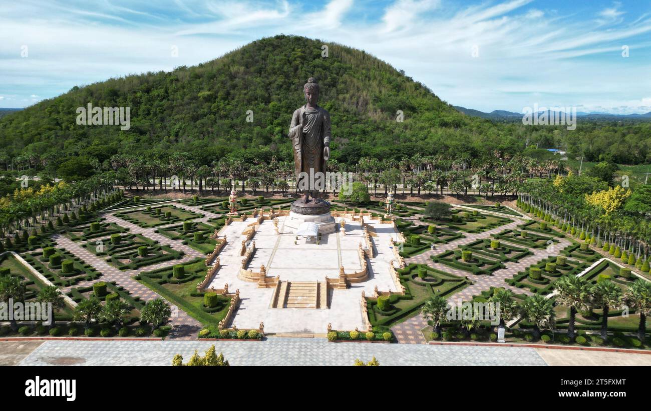 Le temple de Wat Thipsukontharam abrite le Bouddha Maha Metta Prachathai Trilokanath Khanthararat Anusorn. Statue de Bouddha demandant de la pluie en bronze, Banque D'Images