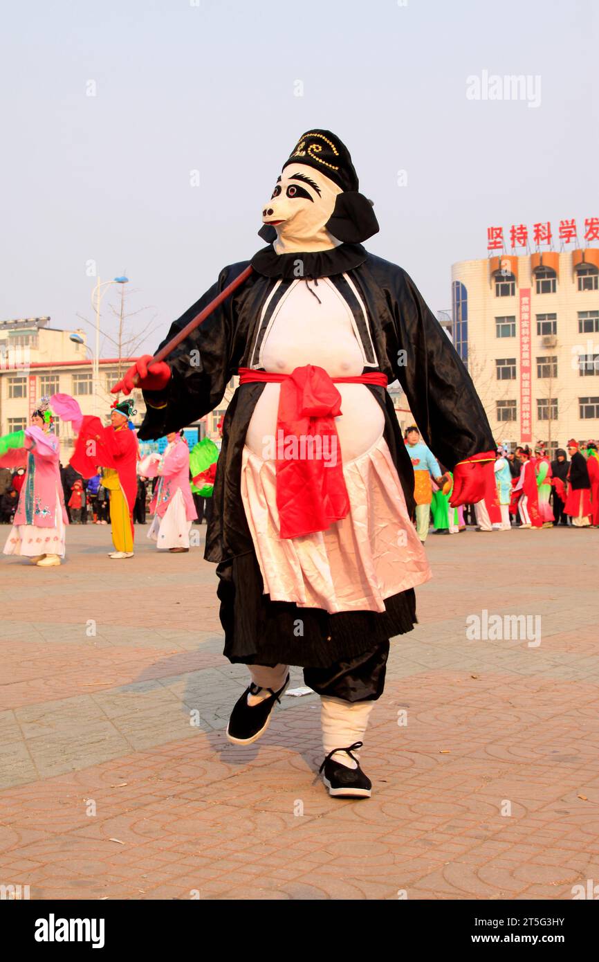 COMTÉ de LUANNAN - FÉVRIER 13 : image de Zhu bajie portant des vêtements colorés, exécutant une danse yangko dans la rue, pendant le nouvel an lunaire chinois, Fe Banque D'Images