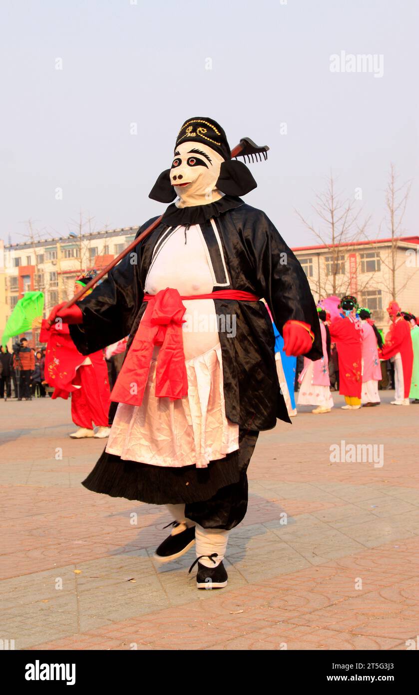 COMTÉ de LUANNAN - FÉVRIER 13 : image de Zhu bajie portant des vêtements colorés, exécutant une danse yangko dans la rue, pendant le nouvel an lunaire chinois, Fe Banque D'Images