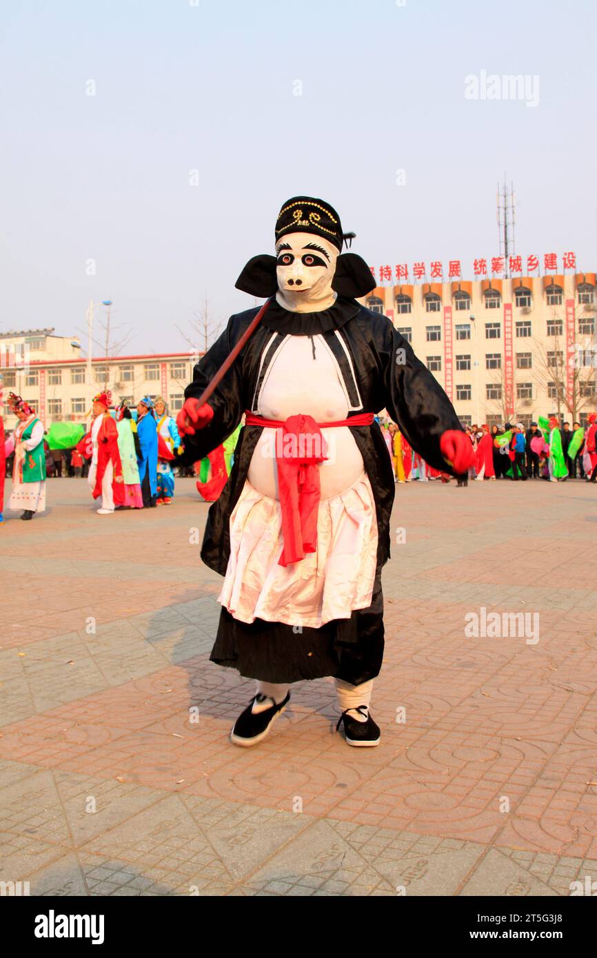 COMTÉ de LUANNAN - FÉVRIER 13 : image de Zhu bajie portant des vêtements colorés, exécutant une danse yangko dans la rue, pendant le nouvel an lunaire chinois, Fe Banque D'Images