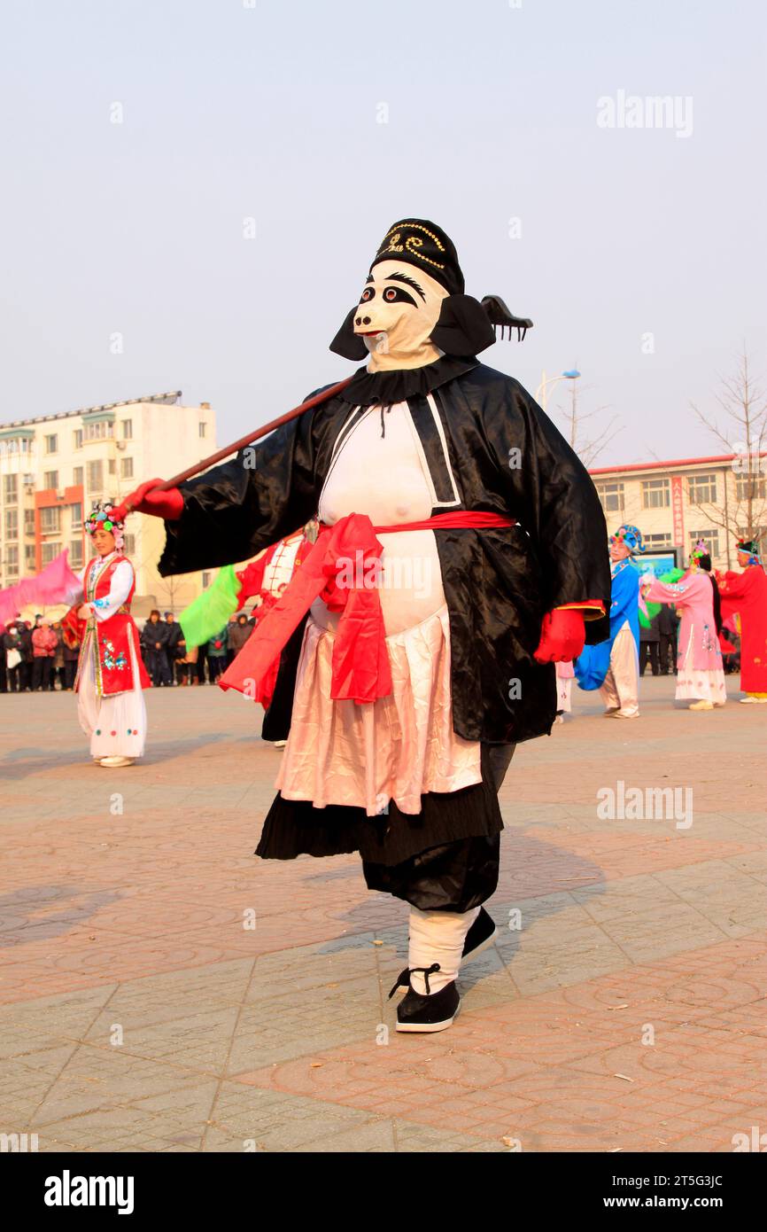 COMTÉ de LUANNAN - FÉVRIER 13 : image de Zhu bajie portant des vêtements colorés, exécutant une danse yangko dans la rue, pendant le nouvel an lunaire chinois, Fe Banque D'Images