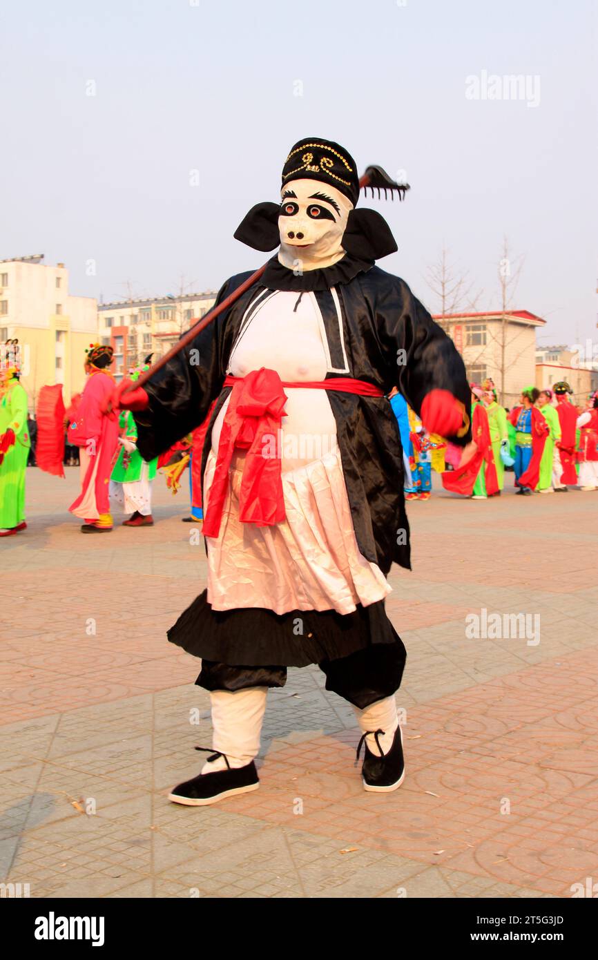 COMTÉ de LUANNAN - FÉVRIER 13 : image de Zhu bajie portant des vêtements colorés, exécutant une danse yangko dans la rue, pendant le nouvel an lunaire chinois, Fe Banque D'Images