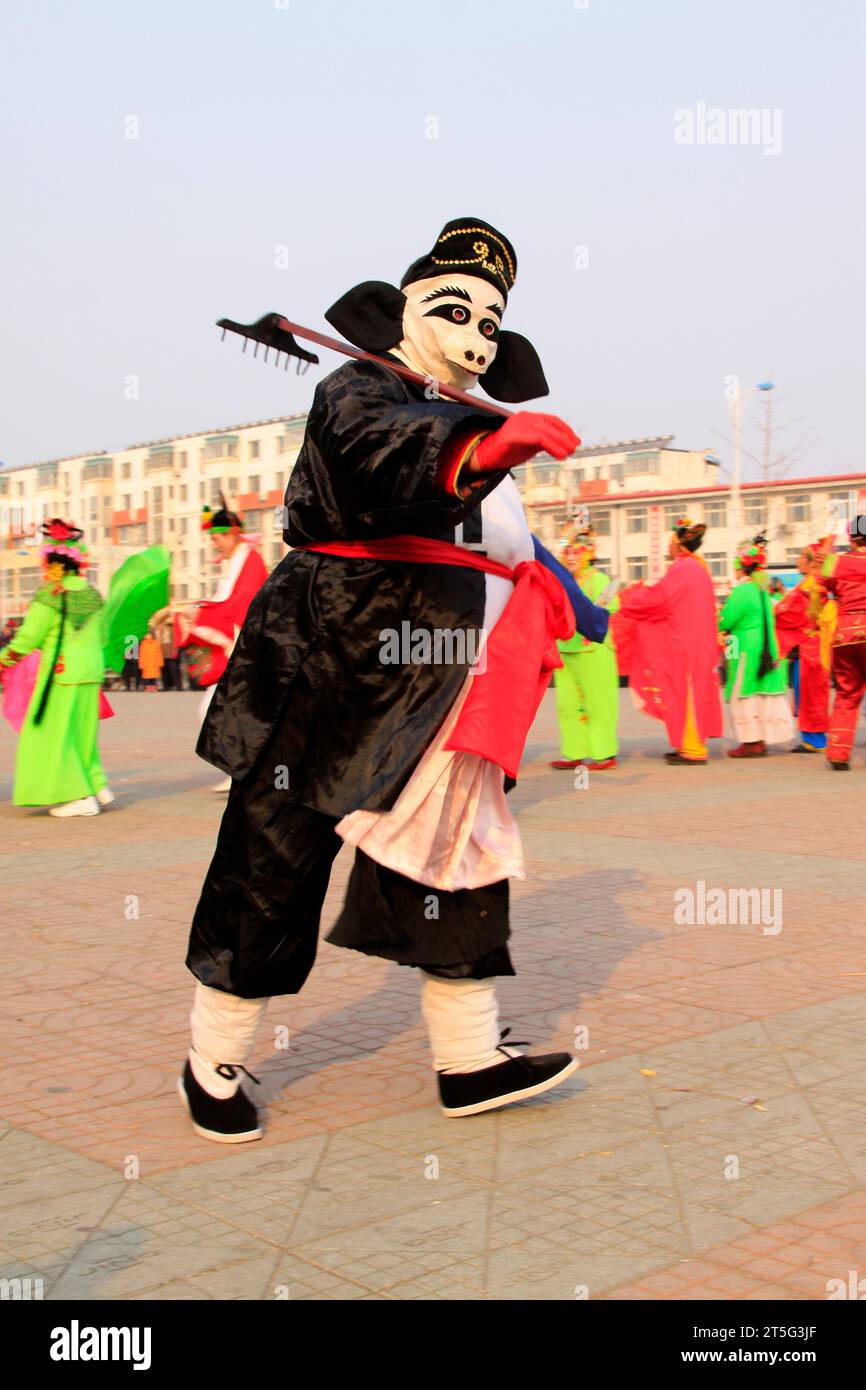 COMTÉ de LUANNAN - FÉVRIER 13 : image de Zhu bajie portant des vêtements colorés, exécutant une danse yangko dans la rue, pendant le nouvel an lunaire chinois, Fe Banque D'Images