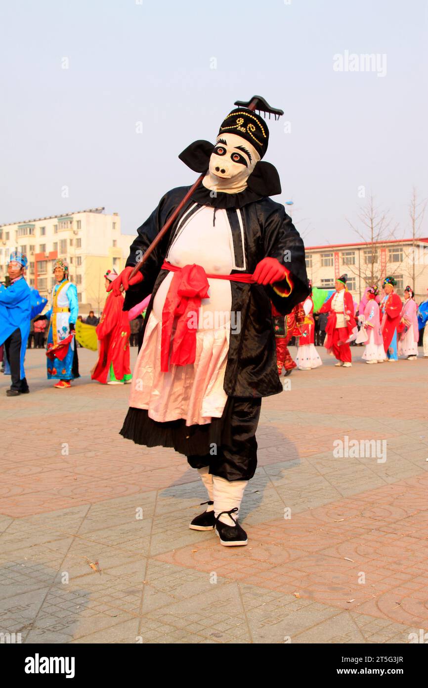 COMTÉ de LUANNAN - FÉVRIER 13 : image de Zhu bajie portant des vêtements colorés, exécutant une danse yangko dans la rue, pendant le nouvel an lunaire chinois, Fe Banque D'Images