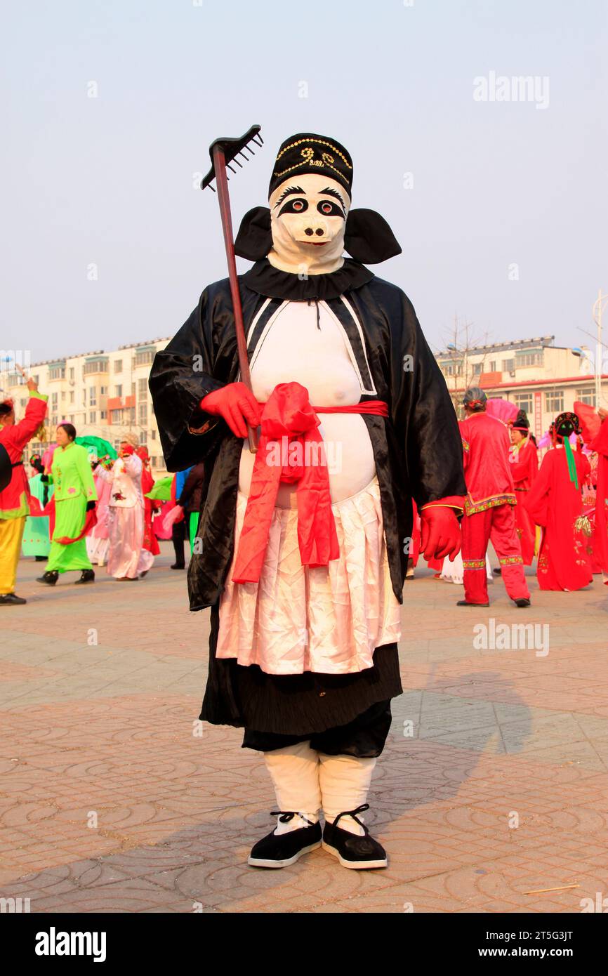 COMTÉ de LUANNAN - FÉVRIER 13 : image de Zhu bajie portant des vêtements colorés, exécutant une danse yangko dans la rue, pendant le nouvel an lunaire chinois, Fe Banque D'Images