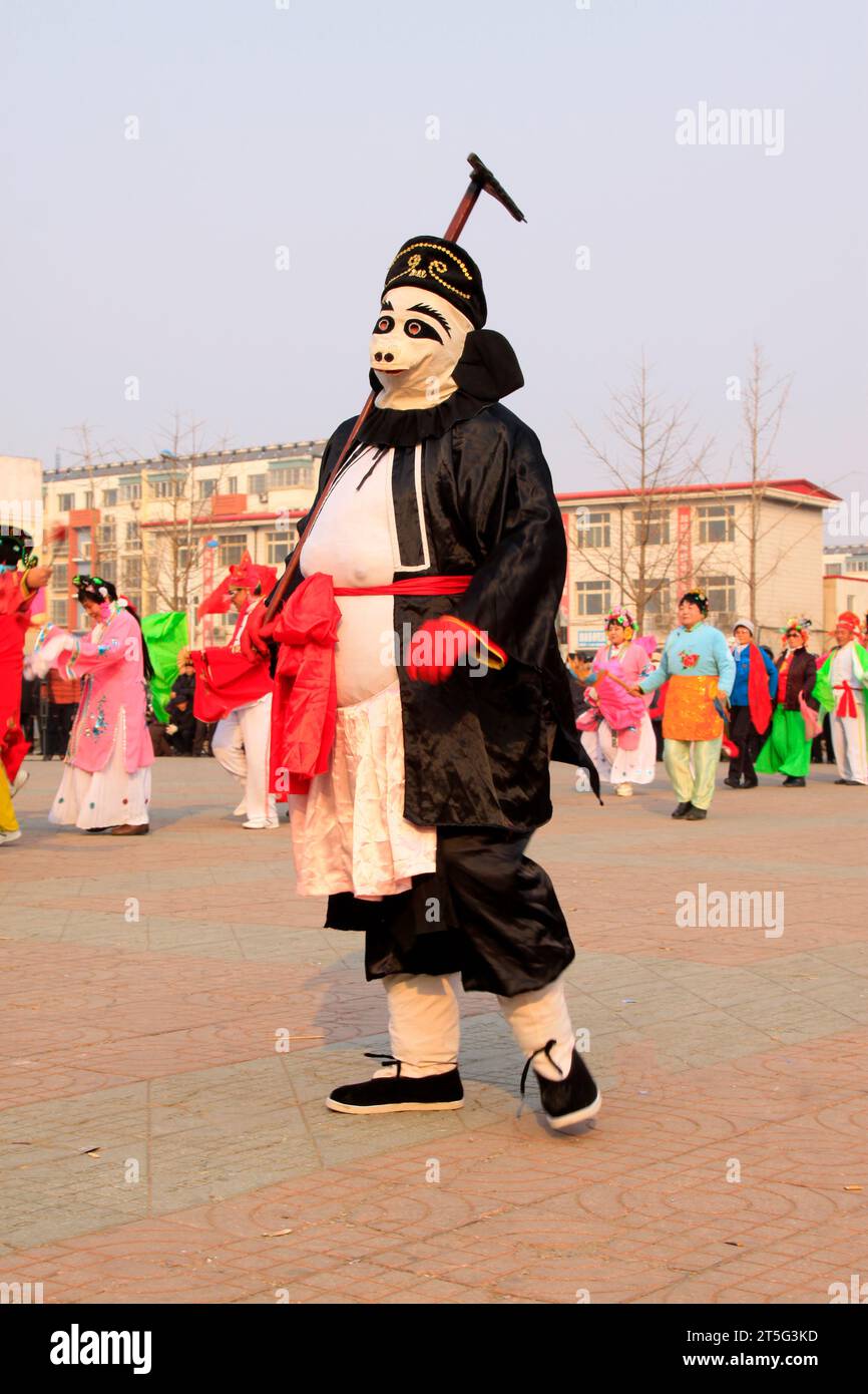 COMTÉ de LUANNAN - FÉVRIER 13 : image de Zhu bajie portant des vêtements colorés, exécutant une danse yangko dans la rue, pendant le nouvel an lunaire chinois, Fe Banque D'Images