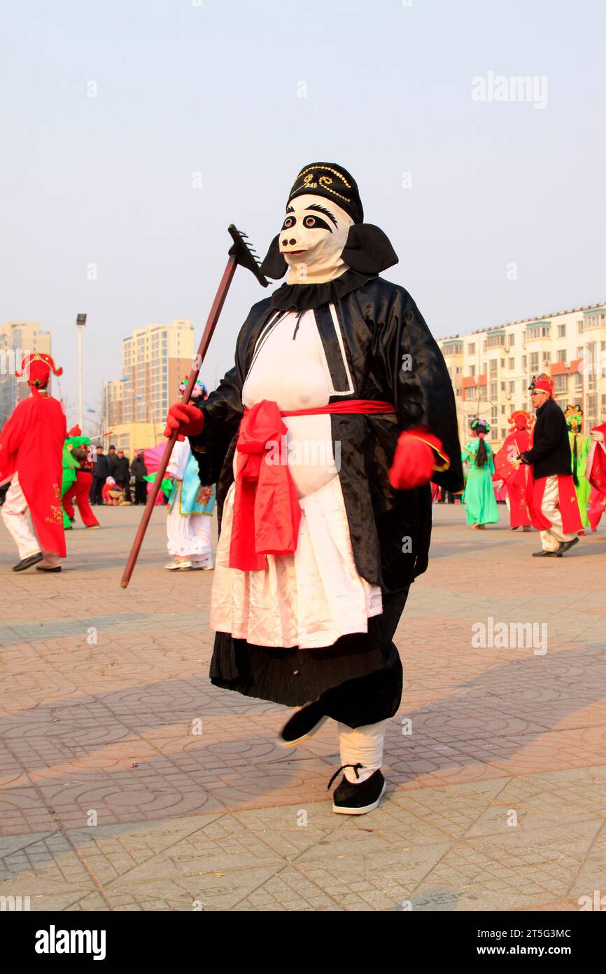 COMTÉ de LUANNAN - FÉVRIER 13 : image de Zhu bajie portant des vêtements colorés, exécutant une danse yangko dans la rue, pendant le nouvel an lunaire chinois, Fe Banque D'Images