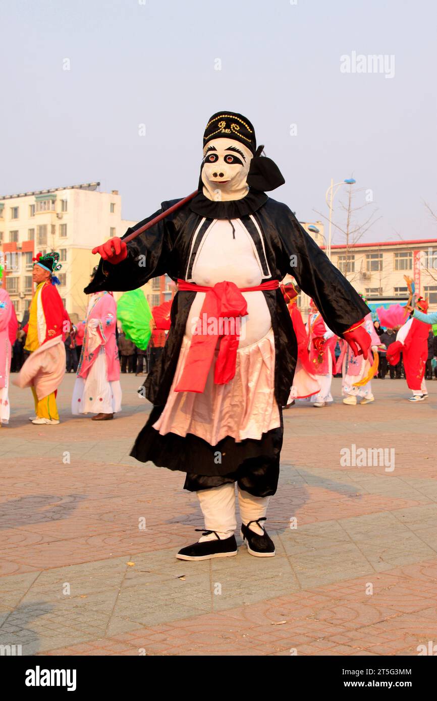 COMTÉ de LUANNAN - FÉVRIER 13 : image de Zhu bajie portant des vêtements colorés, exécutant une danse yangko dans la rue, pendant le nouvel an lunaire chinois, Fe Banque D'Images