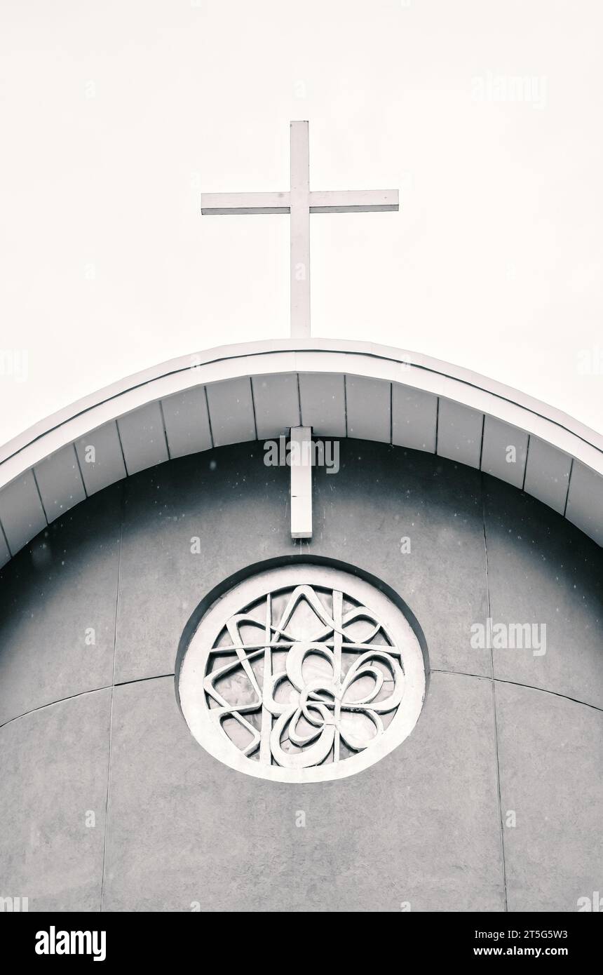 Toronto, Canada, 2013, croix religieuse chrétienne au sommet de l'édifice de l'église Banque D'Images