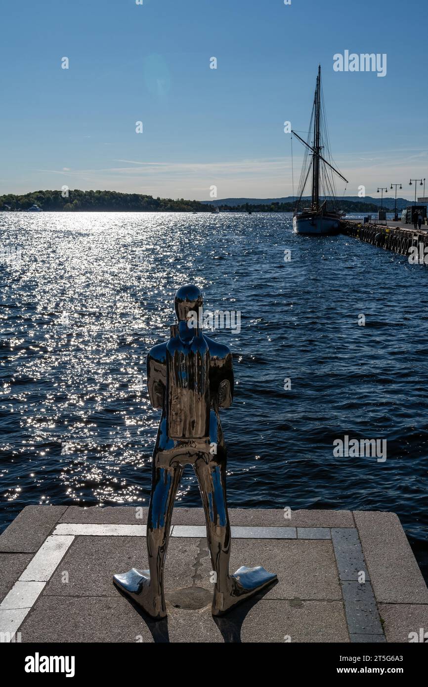 Oslo, Norvège : vue arrière de la sculpture du plongeur dans le port, place Radhusplassen Banque D'Images
