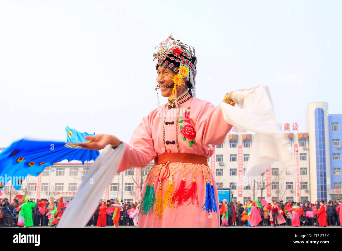COMTÉ de LUANNAN - FÉVRIER 15 : vieil homme portant des vêtements colorés, exécutant la danse yangko dans la rue, pendant le nouvel an lunaire chinois, février 15, Banque D'Images