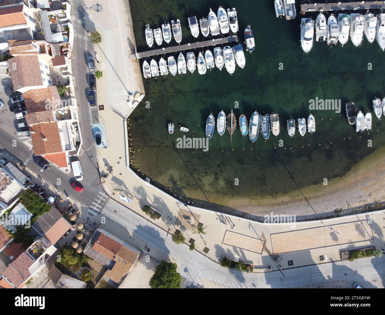 Photographie aérienne de haut en bas du paisible port de Port de Carro dans la commune de Martigues, France Banque D'Images
