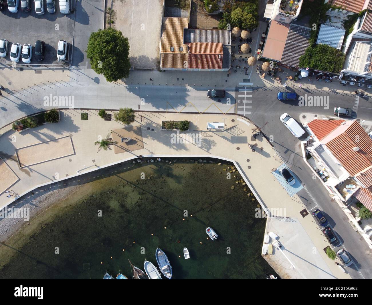 Photographie aérienne de haut en bas du paisible Port de Carro dans la commune de Martigues, France Banque D'Images