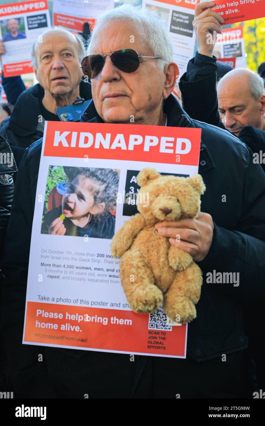 Londres, Royaume-Uni. 05 novembre 2023. Les participants portent des pancartes "kidnappées" avec des images d'otages, certains de leurs propres parents qui sont portés disparus. Plusieurs centaines de personnes, dont beaucoup juives, se sont réunies sur la place du Parlement pour une veillée "Bring Them Home" exigeant la libération des plus de 200 otages israéliens et internationaux pris par le Hamas. Crédit : Imageplotter/Alamy Live News Banque D'Images