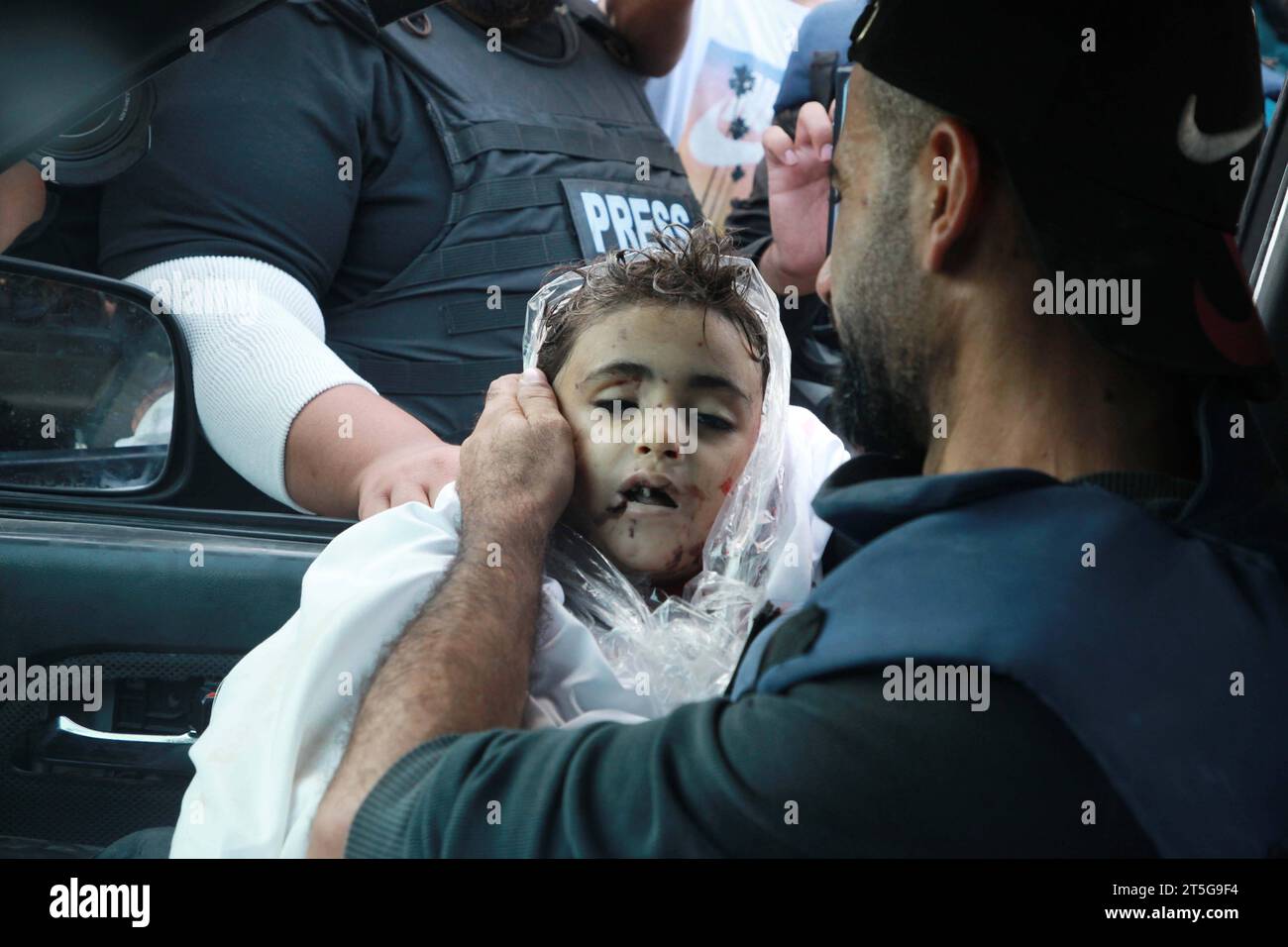 Mohammad Alaloul, cameraman d'Anadolu Agencys, effectue la prière funéraire à l'hôpital des martyrs d'Al-Aqsa après avoir perdu ses 4 enfants et 3 frères et sœurs, tandis que sa femme, le cameraman d'Anadolu Agencys Mohammad Alaloul, effectue la prière funéraire à l'hôpital des martyrs d'Al-Aqsa après avoir perdu ses 4 enfants et 3 frères et sa, la mère et le père ont été blessés lors d ' attaques israéliennes qui ont tué 51 Palestiniens dans le camp de réfugiés d ' Al-Maghazi à Deir Al-Bala, le 05 novembre 2023. Photo Omar Ashtawy apaimages Dair El-Balah bande de Gaza territoire palestinien 051123 Gaza SJ 0026 Copyright : xapaimagesxOmarxAsh Banque D'Images