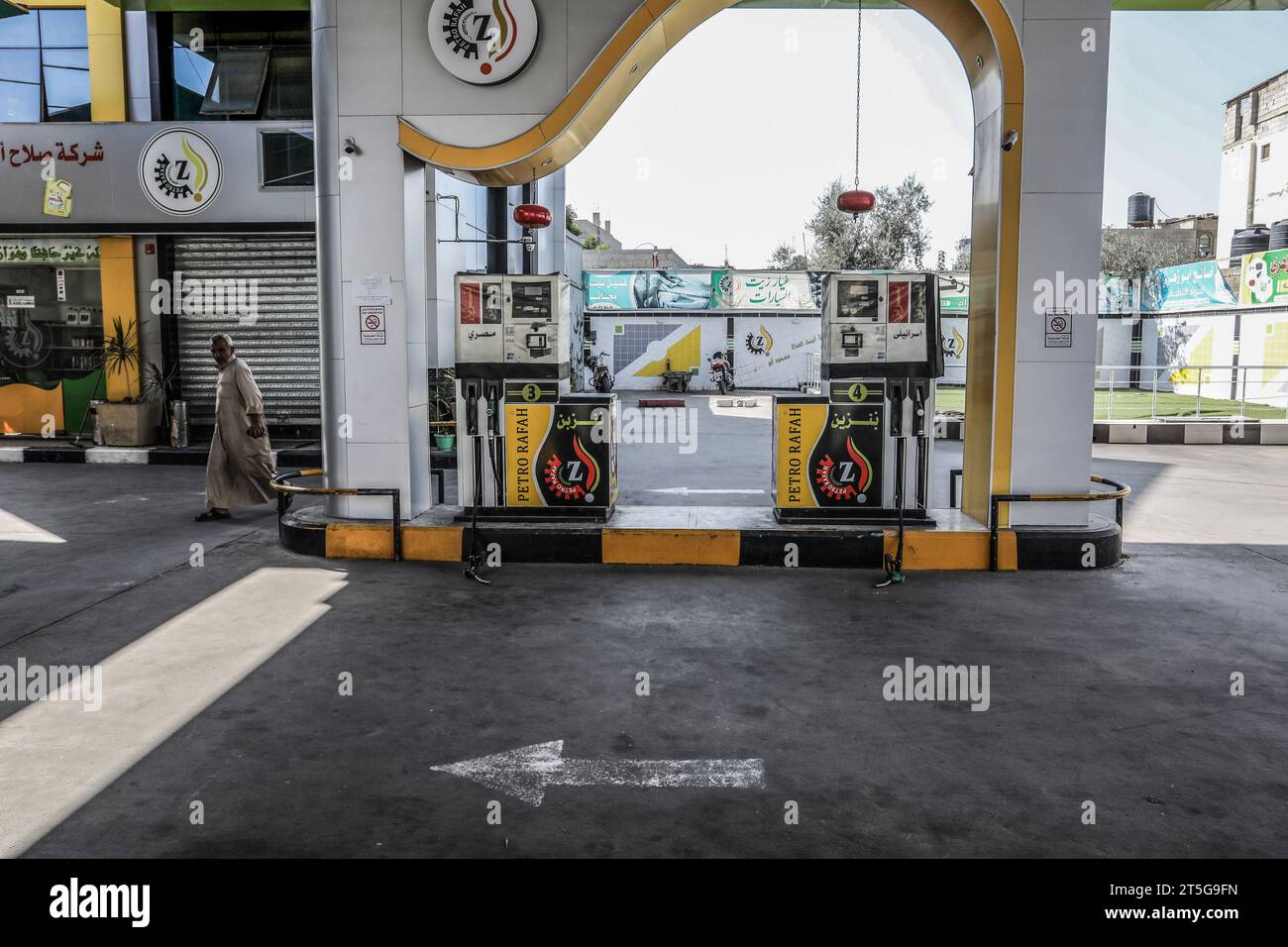 Rafah, Territoires palestiniens. 05 novembre 2023. Vue générale d’une station-service vide à la suite du conflit israélo-palestinien qui a fermé des points de passage commerciaux et arrêté les taxis, certaines ambulances et les hôpitaux. Crédit : Abed Rahim Khatib/dpa/Alamy Live News Banque D'Images