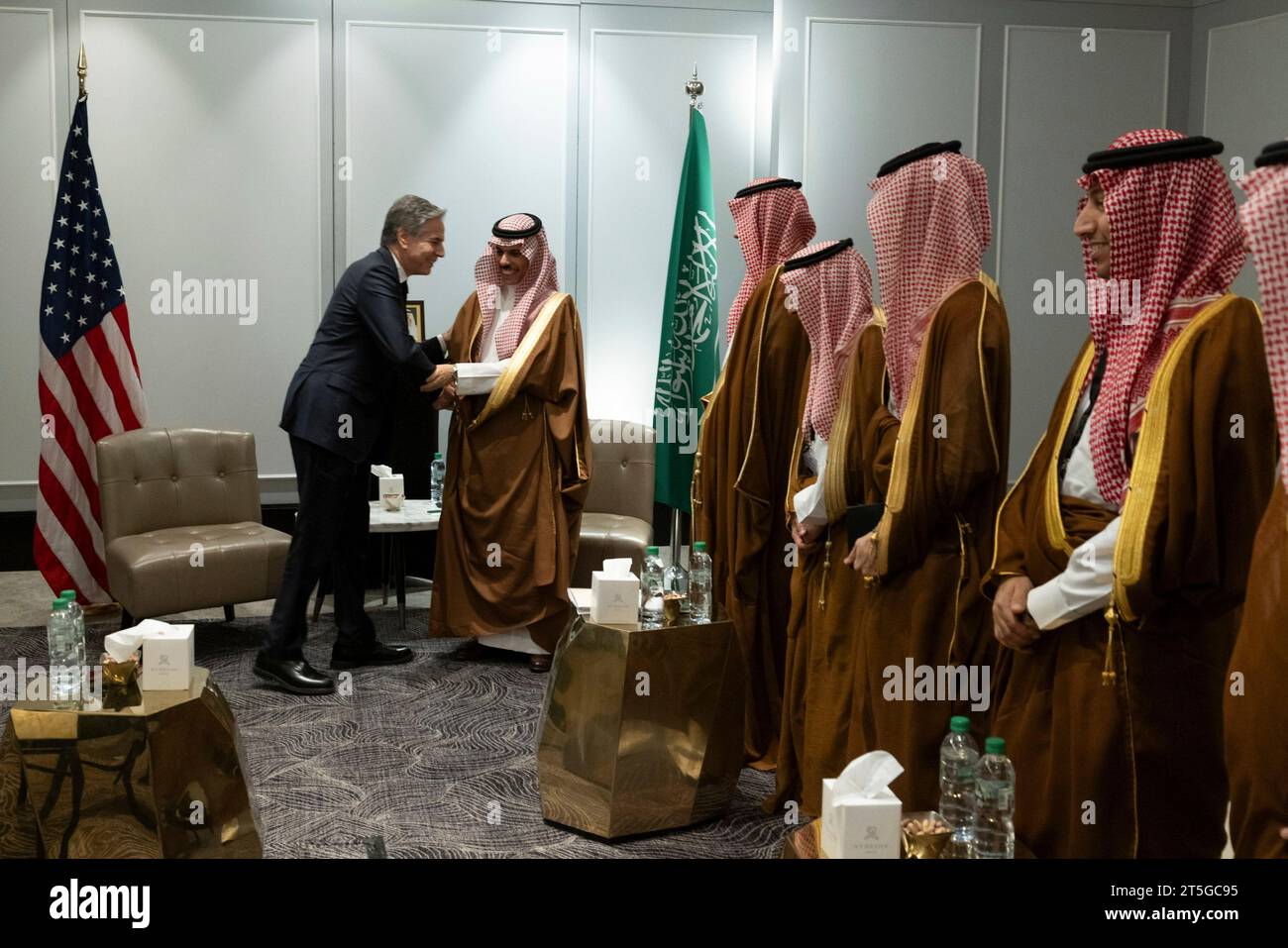 Amman, Jordanie. 03 novembre 2023. Le secrétaire d’État américain Antony Blinken, à gauche, serre la main du ministre saoudien des Affaires étrangères, le prince Faisal bin Farhan Al Saoud, au centre, avant une réunion pour discuter du conflit du Hamas et de l’aide humanitaire aux civils à Gaza, le 3 novembre 2023 à Amman, en Jordanie. Crédit : Chuck Kennedy/Département d'État des États-Unis/Alamy Live News Banque D'Images