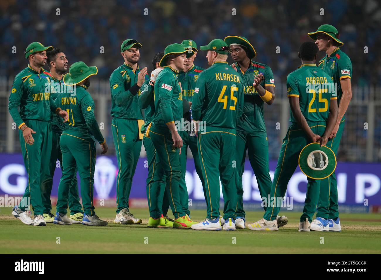 South Africa's Tabraiz Shamshi, second left, celebrates with teammates after the dismissal of India's Suryakumar Yadav during the ICC Men's Cricket World Cup match between India and South Africa in Kolkata, India, Sunday, Nov. 5, 2023. (AP Photo/Altaf Qadri) Banque D'Images