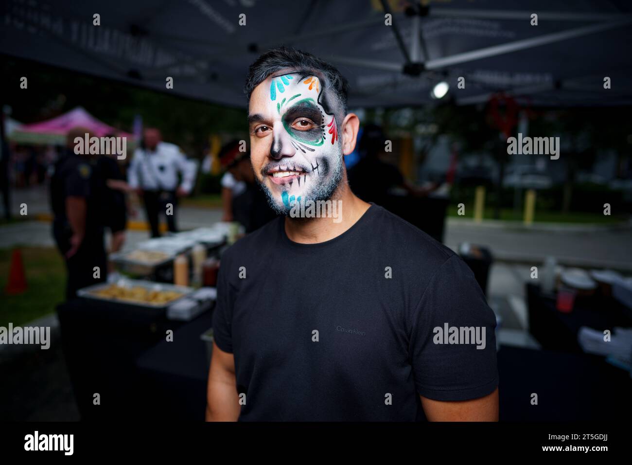 Fort Lauderdale, FL, États-Unis - 4 novembre 2023 : Homme avec peinture faciale jour des morts 2023 Banque D'Images