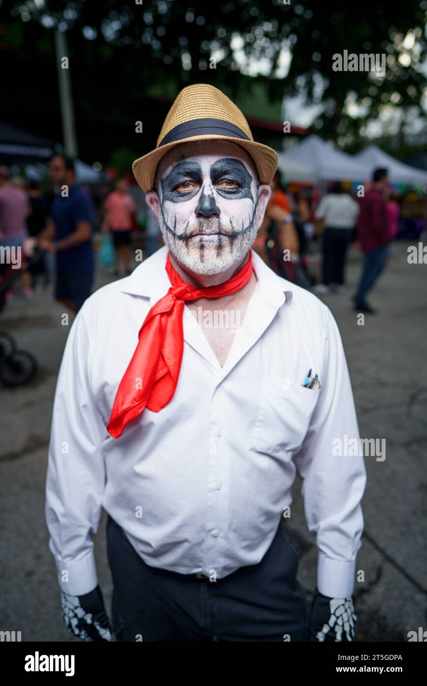 Fort Lauderdale, FL, États-Unis - 4 novembre 2023 : Homme avec de la peinture pour le visage pour la célébration du jour des morts Banque D'Images