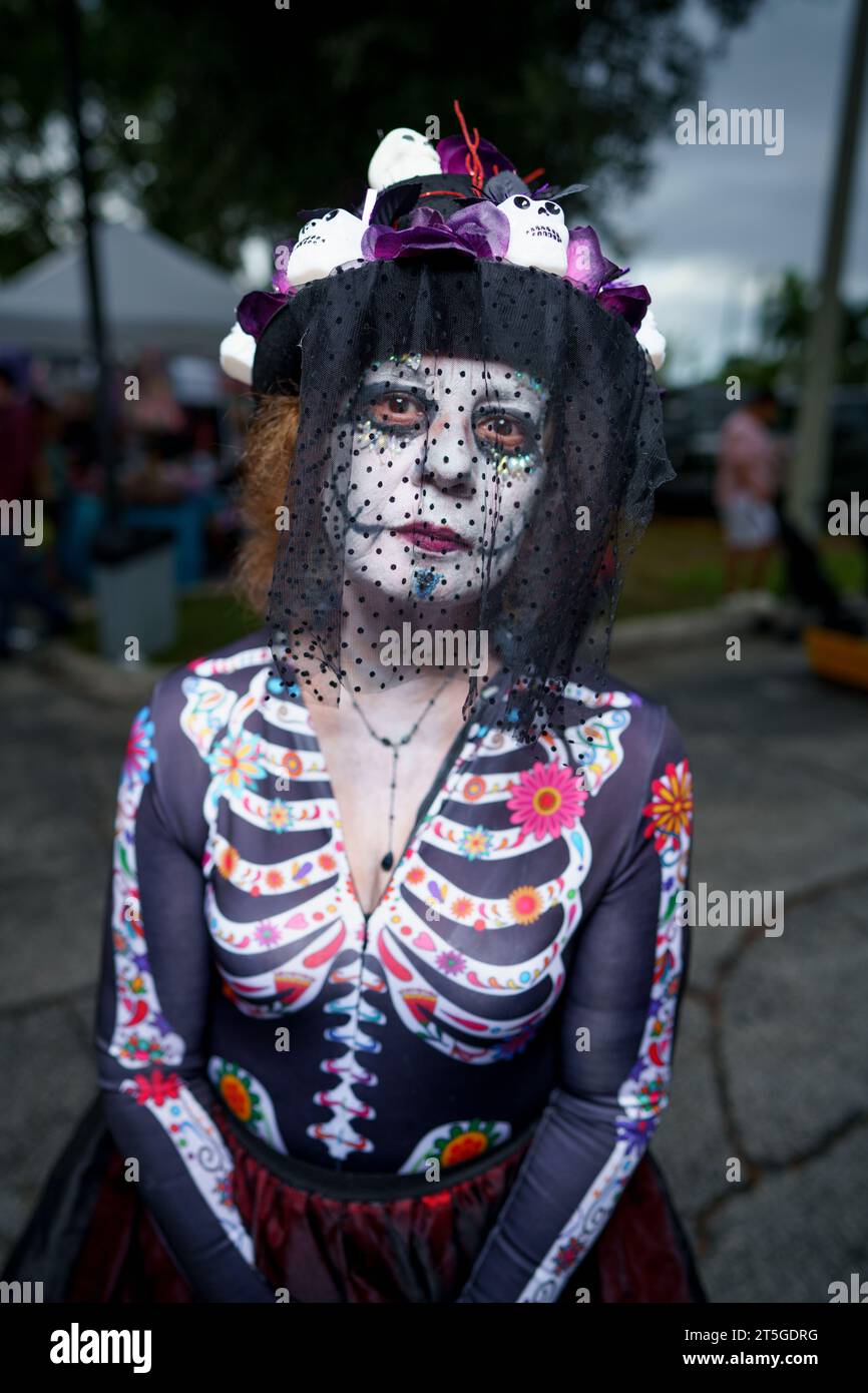 Fort Lauderdale, FL, États-Unis - 4 novembre 2023 : Femme avec de la peinture pour le visage habillée pour Day of the Dead Celebration et festival à fort Lauderdale en Floride Banque D'Images