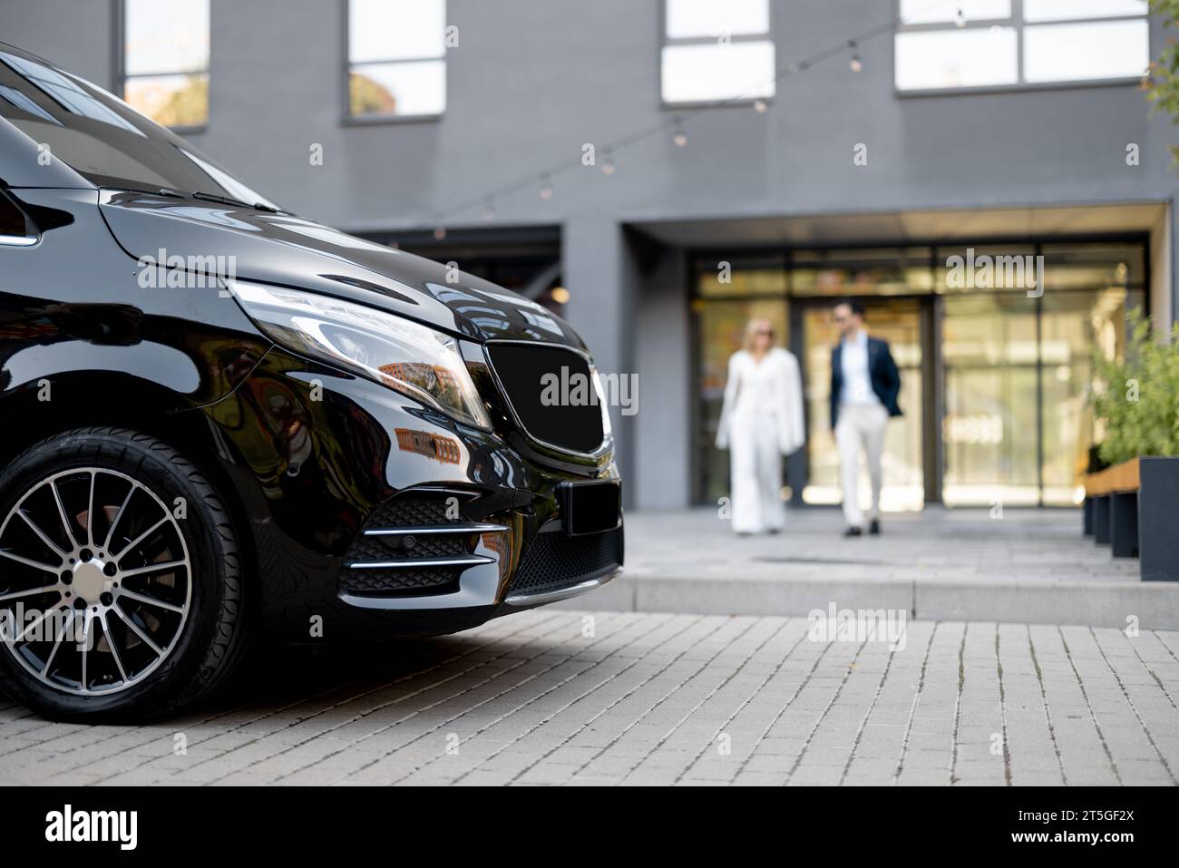 Les gens d'affaires se rendent à pied au taxi minibus Banque D'Images