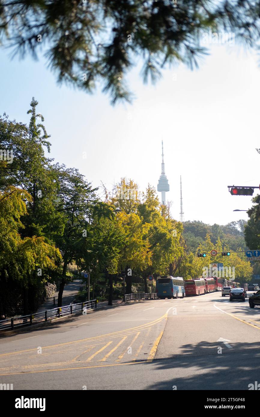 Séoul, Corée du Sud - 11 octobre 2022 : route près du mur Hanyangdoseong ou mur de la ville de Séoul dans le parc Namsan, avec vue sur la tour N Séoul. Corée du Sud Banque D'Images