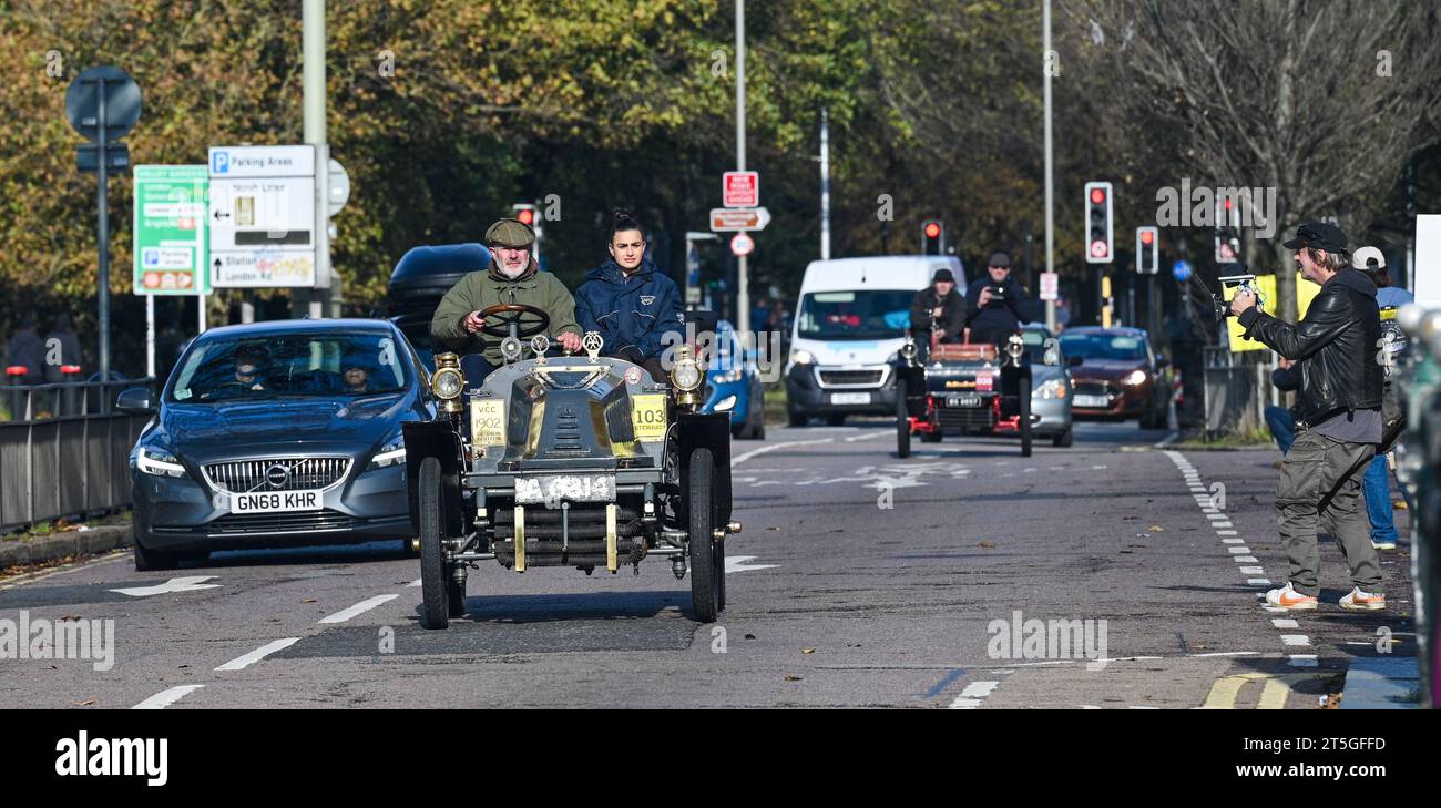 Brighton Royaume-Uni 5 novembre 2023 - les voitures rejoignent le trafic à Brighton pendant ces années RM Sotheby's London à Brighton Veteran car Run commémorant la célèbre course d'émancipation de novembre 1896. : Crédit Simon Dack / Alamy Live News Banque D'Images