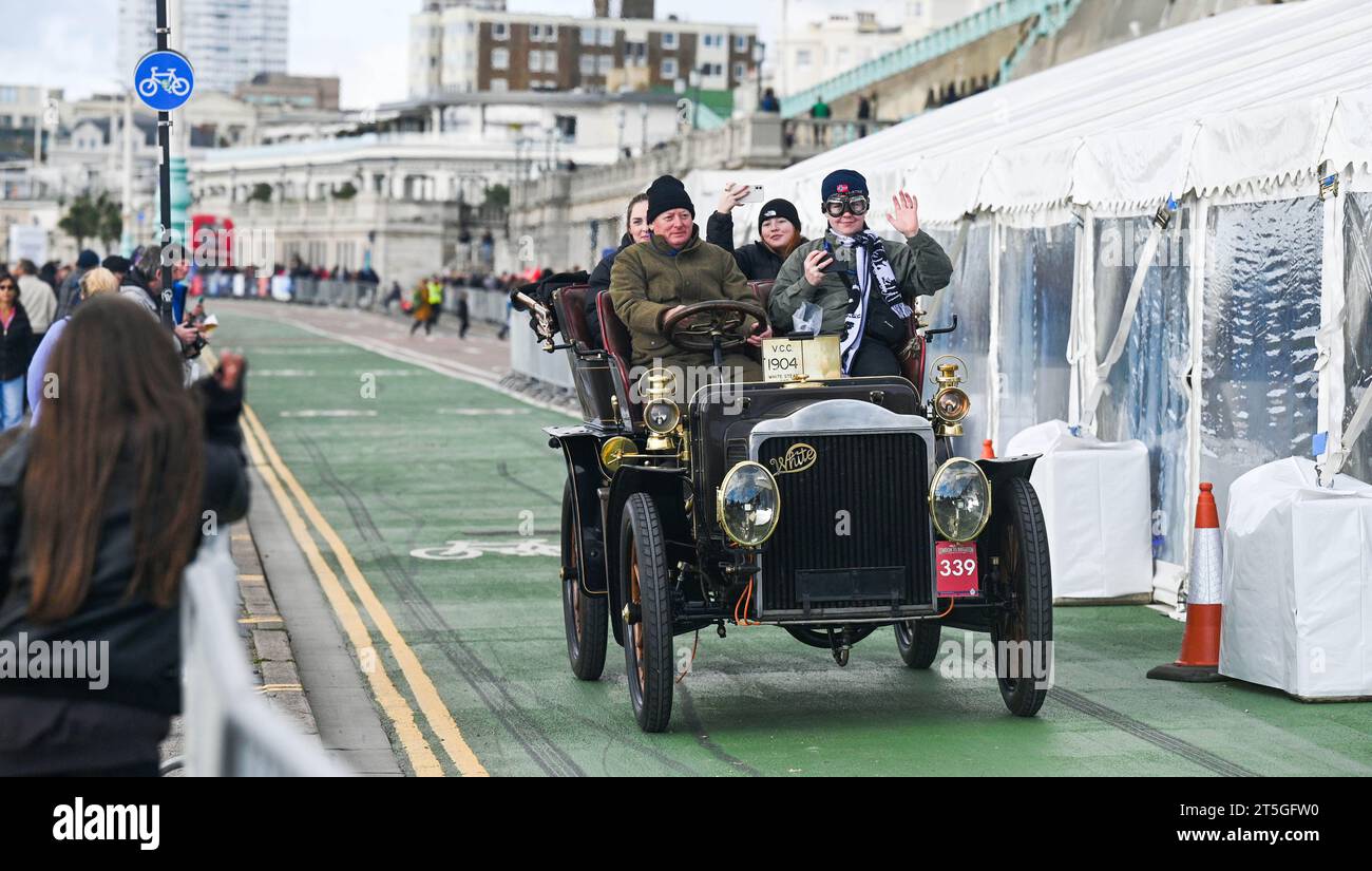 Brighton Royaume-Uni 5 novembre 2023 - les participants font signe à la foule sur le front de mer de Brighton au cours de ces années RM Sotheby's London to Brighton Veteran car Run commémorant la célèbre course d'émancipation de novembre 1896. : Crédit Simon Dack / Alamy Live News Banque D'Images