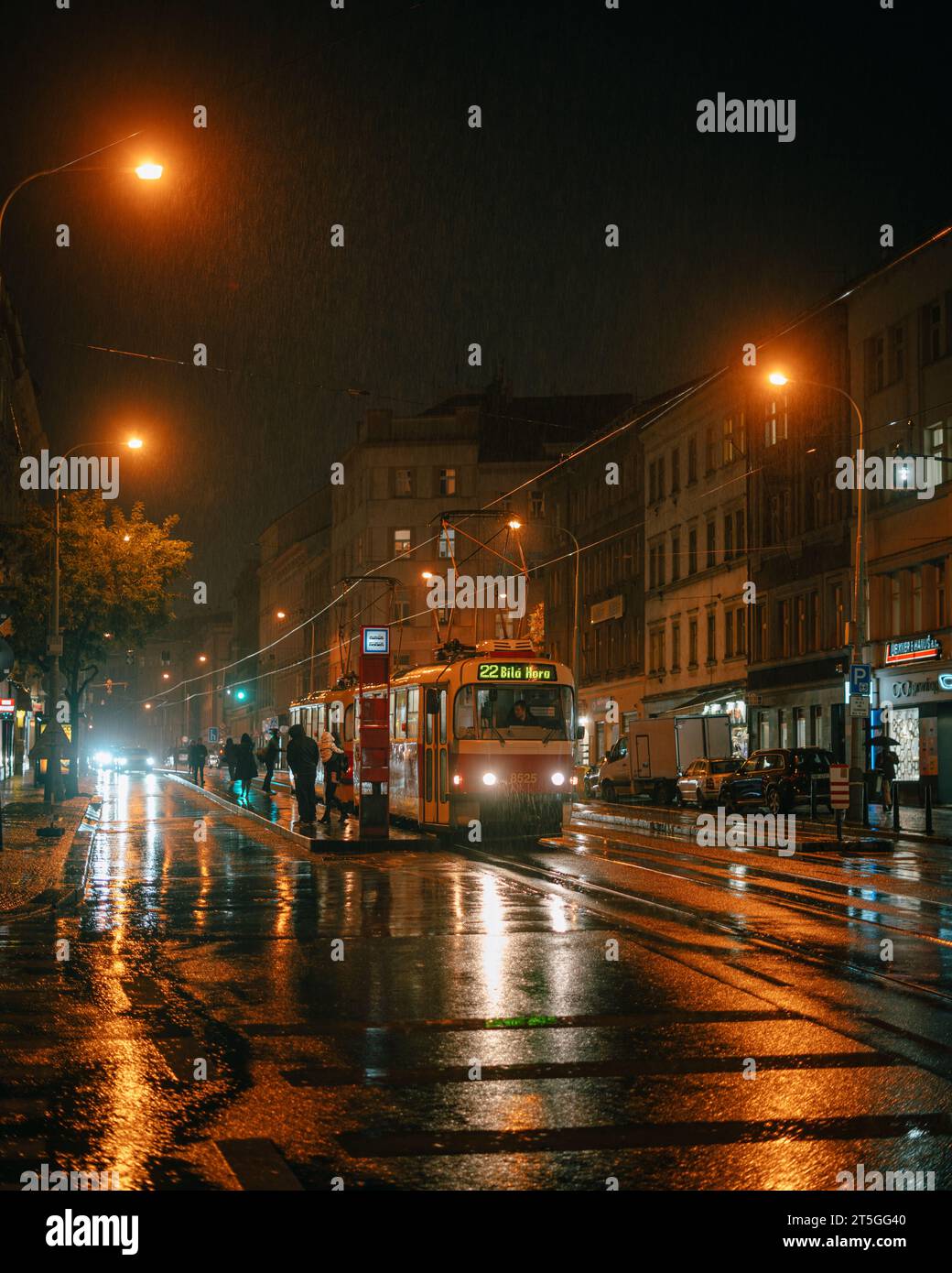 Tram sur une nuit pluvieuse à Vinohrady, Prague, Tchéquie Banque D'Images