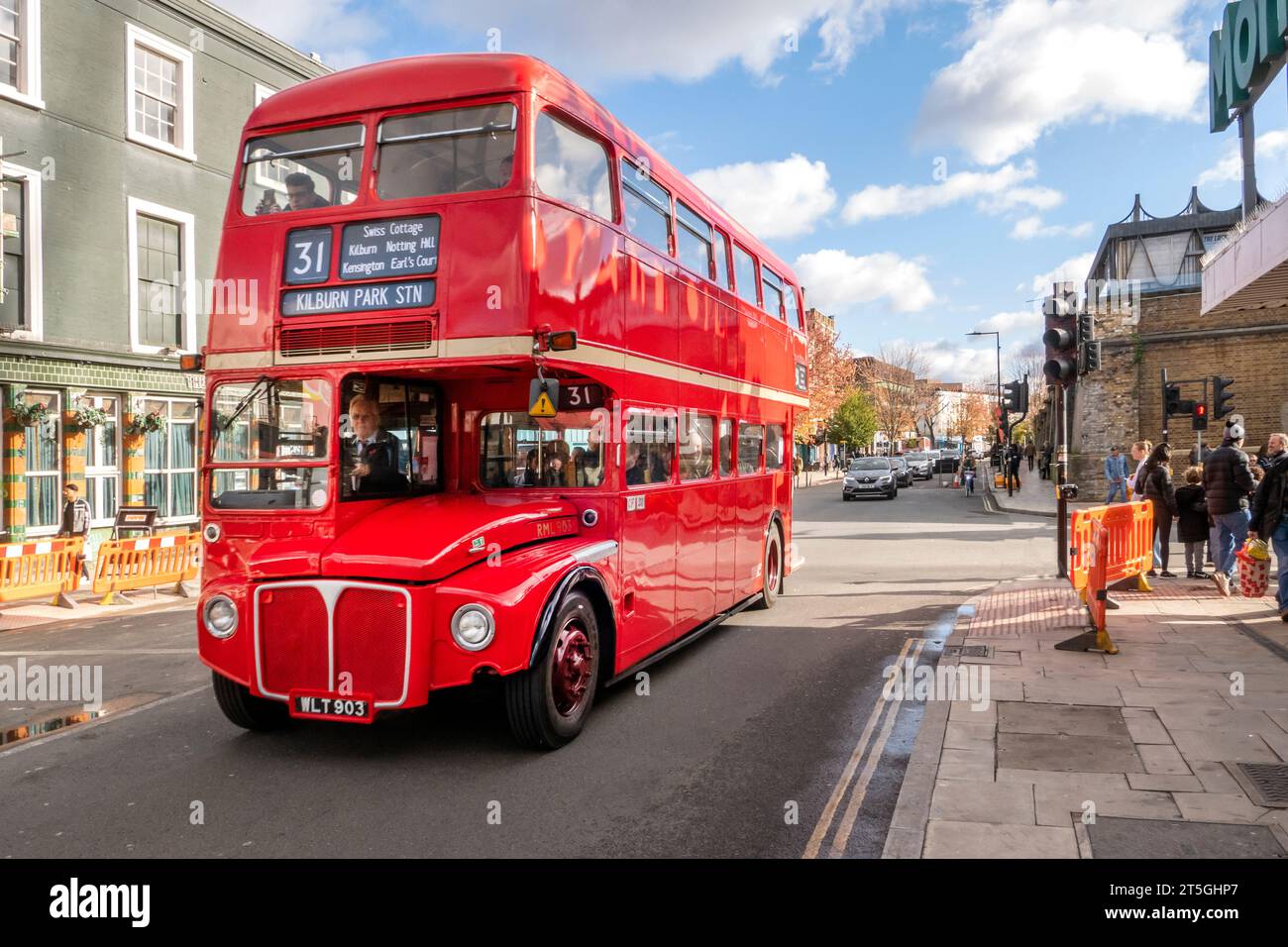 Bus vintage offrant un service gratuit dans le nord de Londres le 5 novembre à l'aide de British Legion Poppy Appeal. Banque D'Images