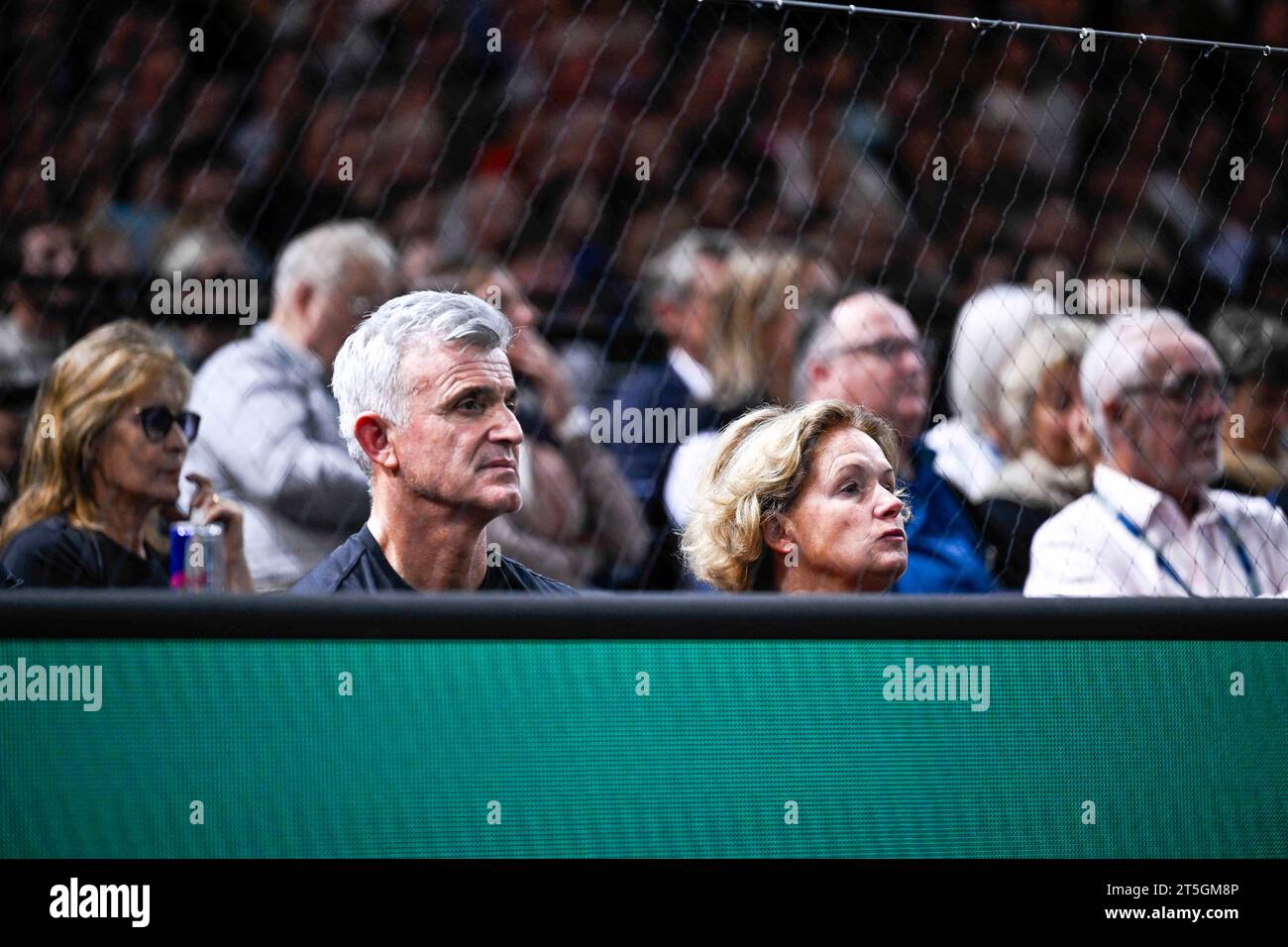 Paris, France. 05 novembre 2023. Parents de Stefanos Tsitsipas son entraîneur Apostolos Tsitsipas et sa mère Julia Apostoli lors du tournoi de tennis masculin Rolex Paris Masters ATP Masters 1000 le 4 novembre 2023 à l'Accor Arena Bercy à Paris. Photo de Victor Joly/ABACAPRESS.COM crédit : Abaca Press/Alamy Live News Banque D'Images