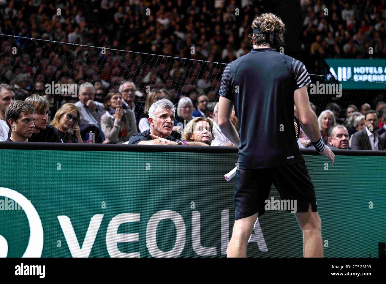 Paris, France. 05 novembre 2023. Parents de Stefanos Tsitsipas son entraîneur Apostolos Tsitsipas et sa mère Julia Apostoli lors du tournoi de tennis masculin Rolex Paris Masters ATP Masters 1000 le 4 novembre 2023 à l'Accor Arena Bercy à Paris. Photo de Victor Joly/ABACAPRESS.COM crédit : Abaca Press/Alamy Live News Banque D'Images