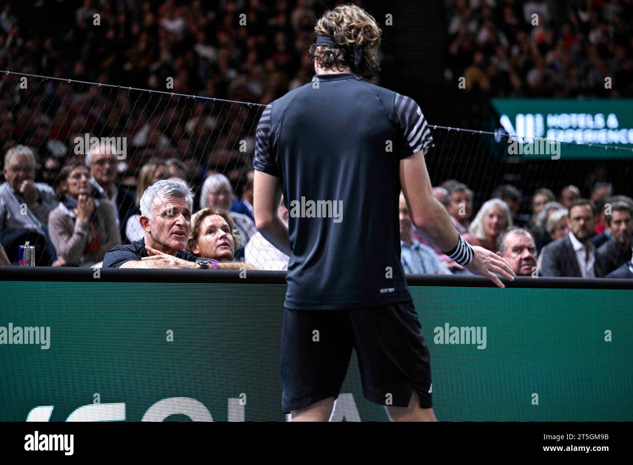 Paris, France. 05 novembre 2023. Parents de Stefanos Tsitsipas son entraîneur Apostolos Tsitsipas et sa mère Julia Apostoli lors du tournoi de tennis masculin Rolex Paris Masters ATP Masters 1000 le 4 novembre 2023 à l'Accor Arena Bercy à Paris. Photo de Victor Joly/ABACAPRESS.COM crédit : Abaca Press/Alamy Live News Banque D'Images