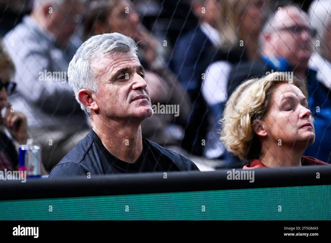 Parents de Stefanos Tsitsipas son entraîneur Apostolos Tsitsipas et sa mère Julia Apostoli lors du tournoi de tennis masculin Rolex Paris Masters ATP Masters 1000 le 4 novembre 2023 à l'Accor Arena Bercy à Paris. Photo de Victor Joly/ABACAPRESS.COM Banque D'Images