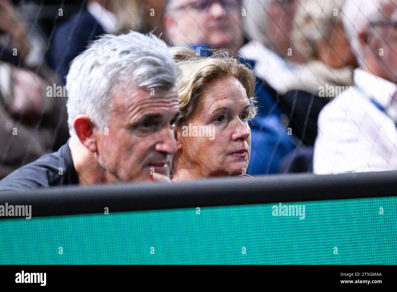 Parents de Stefanos Tsitsipas son entraîneur Apostolos Tsitsipas et sa mère Julia Apostoli lors du tournoi de tennis masculin Rolex Paris Masters ATP Masters 1000 le 4 novembre 2023 à l'Accor Arena Bercy à Paris. Photo de Victor Joly/ABACAPRESS.COM Banque D'Images