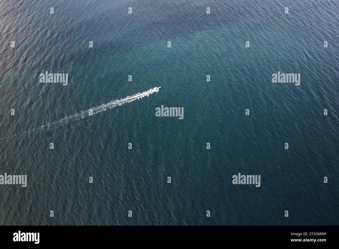 Petit bateau déplacer bleu vue aérienne de drone d'eau de mer. Pêche dans les eaux des Caraïbes Banque D'Images