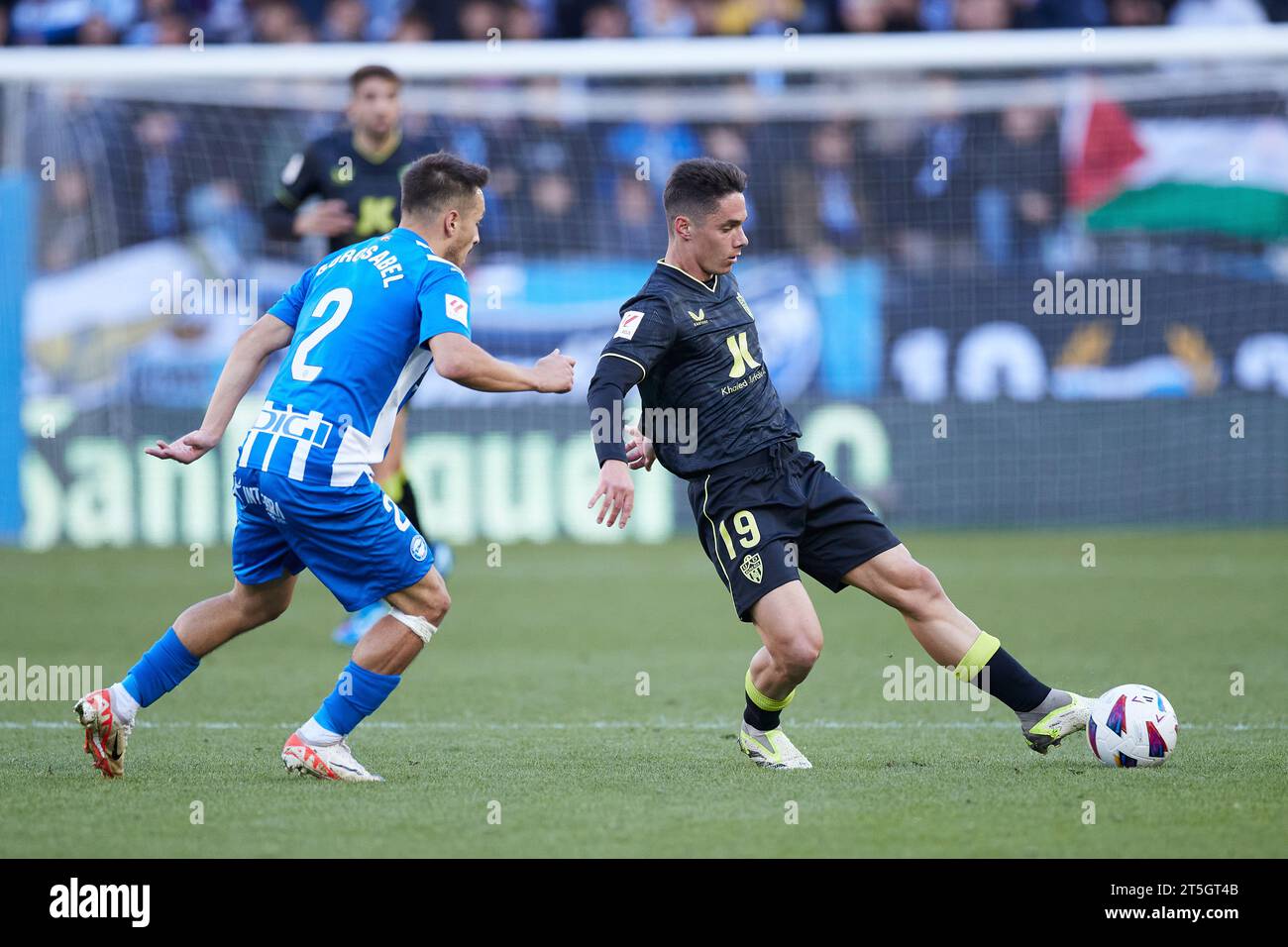 Sergio Arribas of UD Almeria competes for the ball with Andoni Gorosabel of Deportivo Alaves during the LaLiga EA Sports match between Deportivo Alaves and UD Almeria at Mendizorroza Stadium on November 5, 2023, in Vitoria, Spain. AFP7 05/11/2023 (Europa Press via AP) Banque D'Images