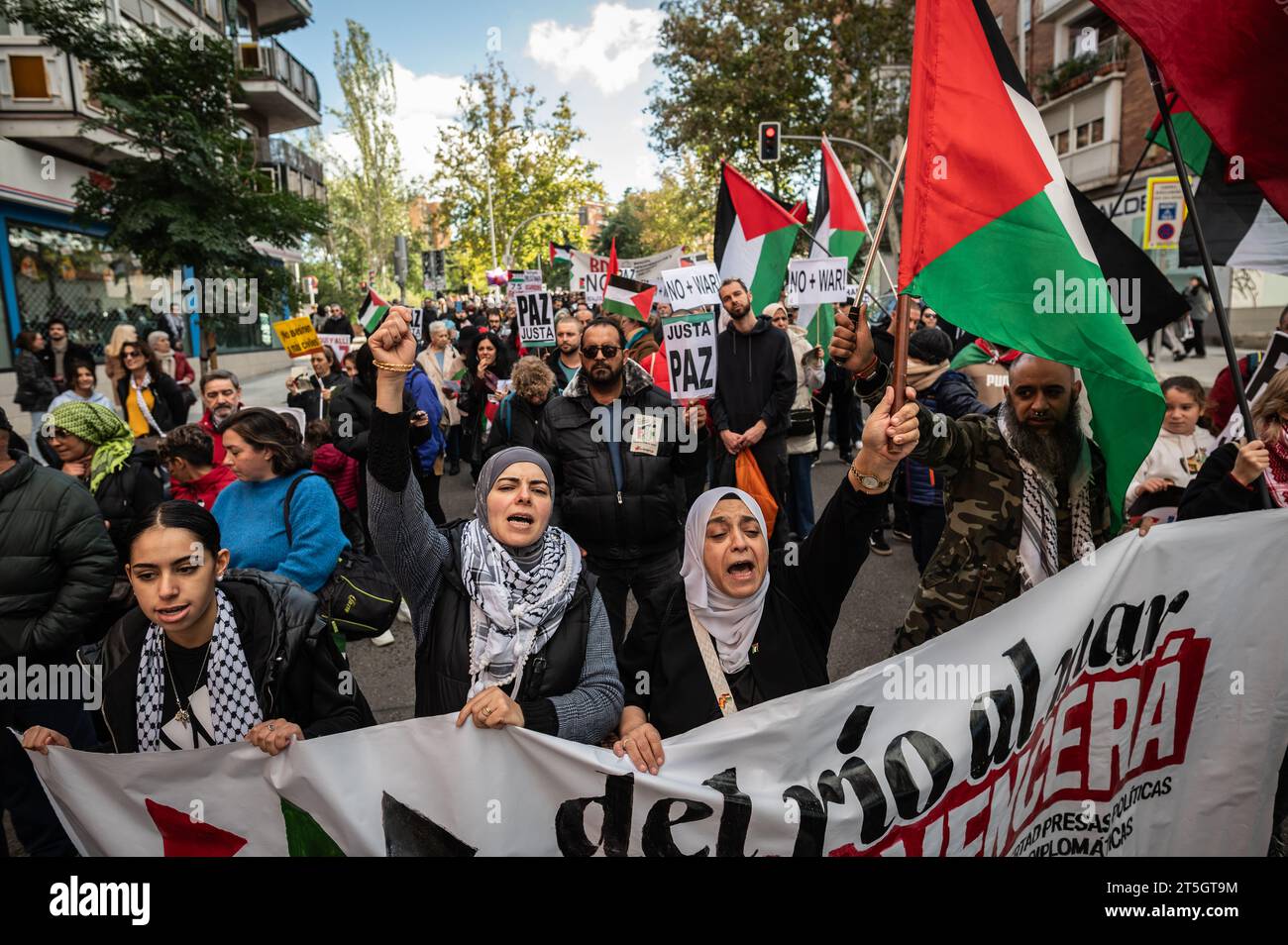 Madrid, Espagne. 05 novembre 2023. Des personnes protestant lors d'une manifestation en faveur de la Palestine. La communauté palestinienne de Madrid est descendue dans les rues du quartier de Vallecas pour manifester son soutien au peuple palestinien et pour protester contre les attaques israéliennes contre la bande de Gaza. Suite à une attaque meurtrière du Hamas dans le sud d’Israël le 7 octobre, Israël a mené des frappes aériennes intensives et une invasion terrestre potentielle sur la bande de Gaza. Crédit : Marcos del Mazo/Alamy Live News Banque D'Images